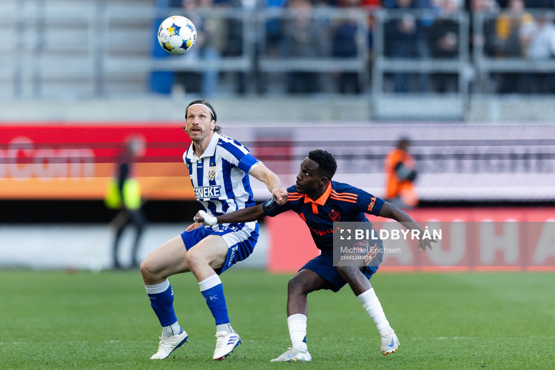 IFK Göteborgs Gustav Svensson och Djurgårdens Tokmac Nguen under fotbollsmatchen i Allsvenskan mellan IFK Göteborg och Djurgården den 12 maj 2025 i Göteborg.