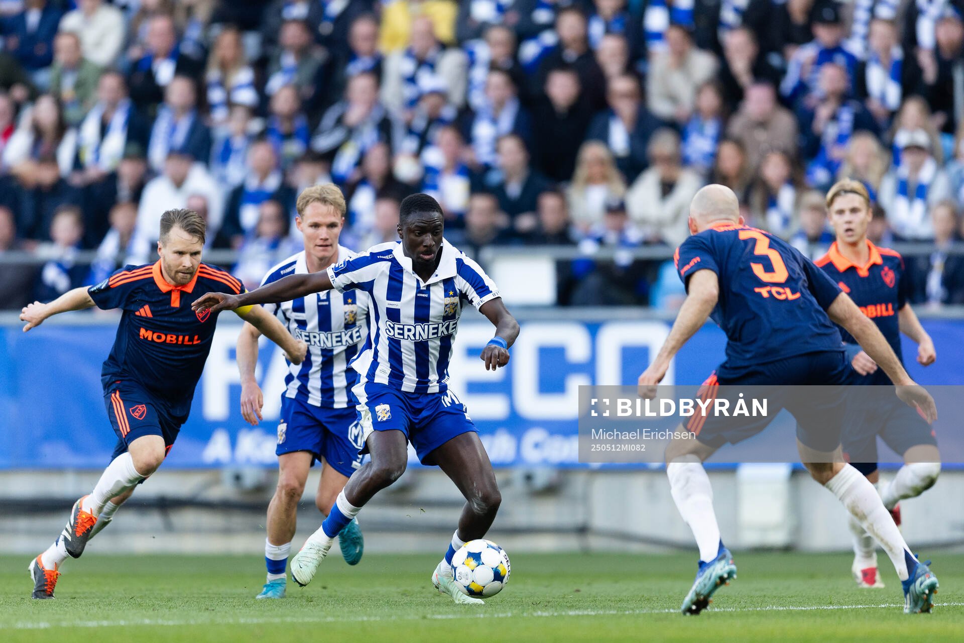 Djurgårdens Jacob Une och IFK Göteborgs Imam Jagne under fotbollsmatchen i Allsvenskan mellan IFK Göteborg och Djurgården den 12 maj 2025 i Göteborg.