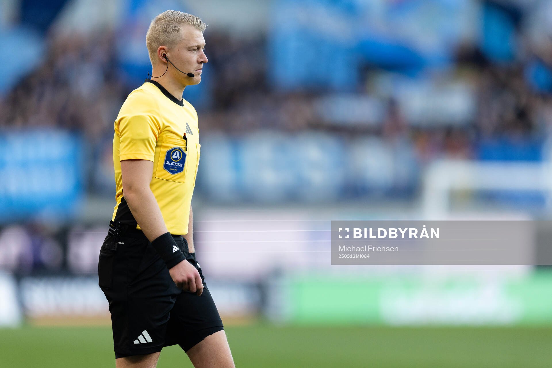 Domare Adam Ladebäck under fotbollsmatchen i Allsvenskan mellan IFK Göteborg och Djurgården den 12 maj 2025 i Göteborg. 