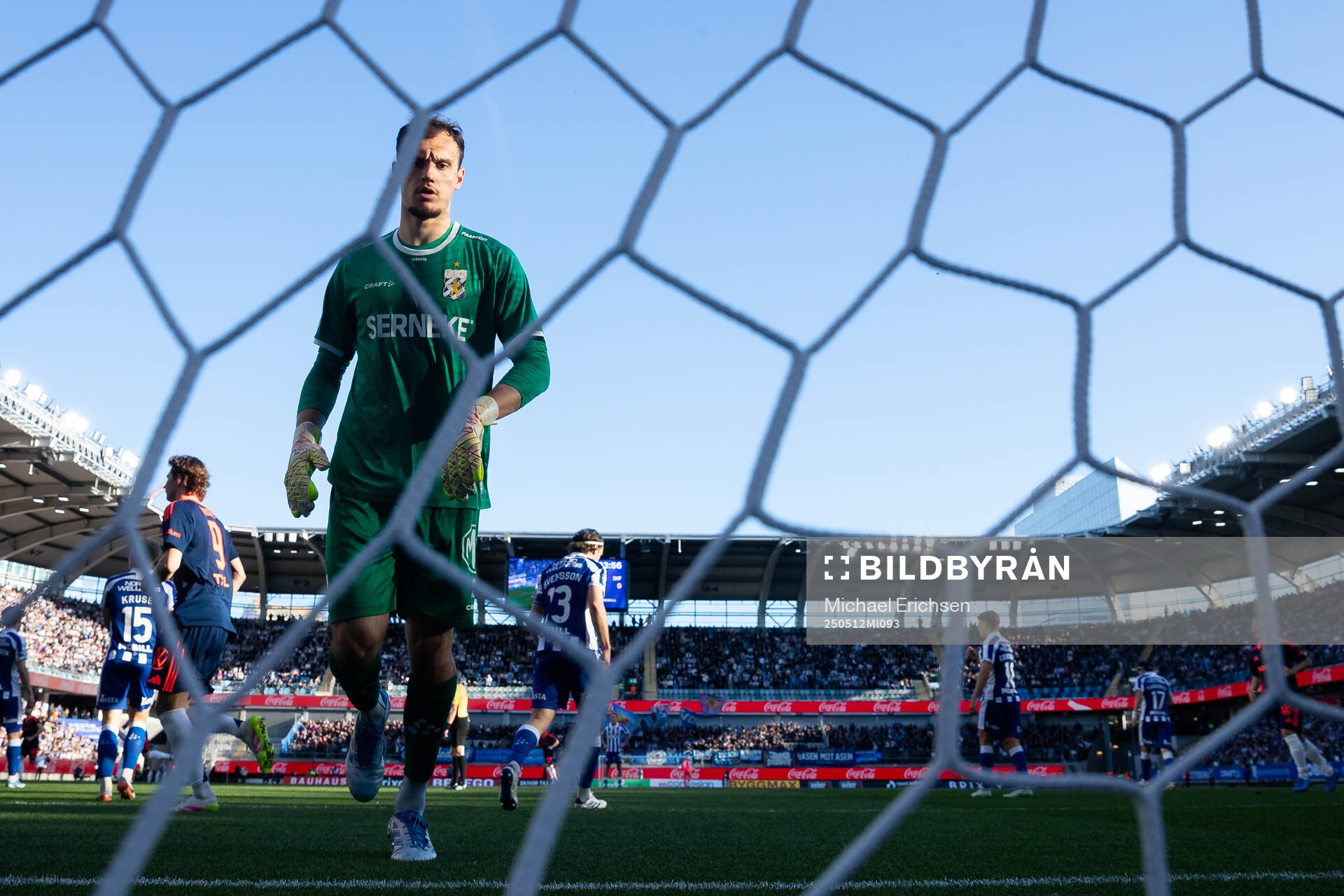 IFK Göteborgs målvakt Elis Bishesari deppar