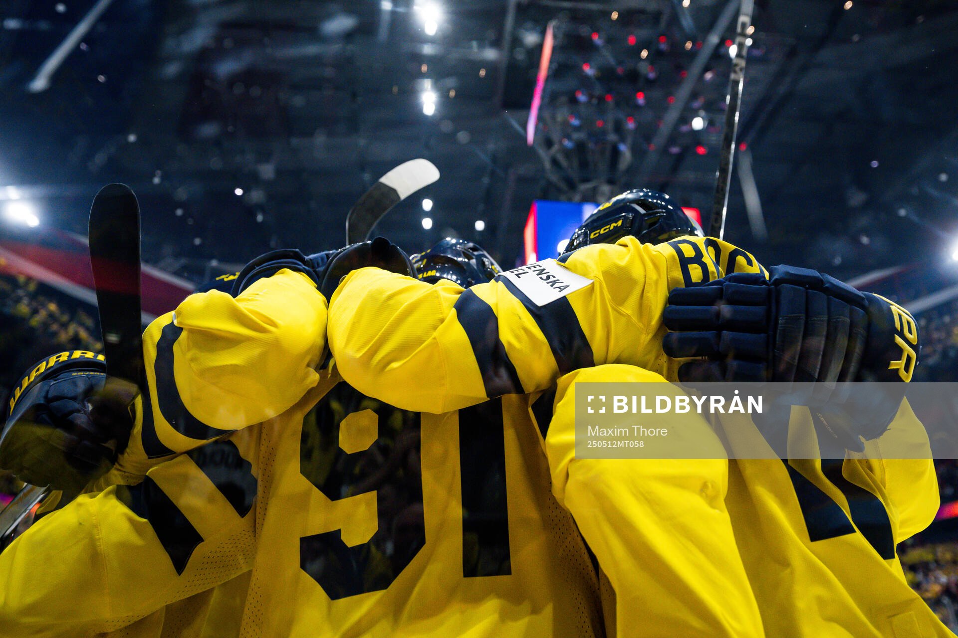 Leo Carlsson of Sweden celebrates with team mates