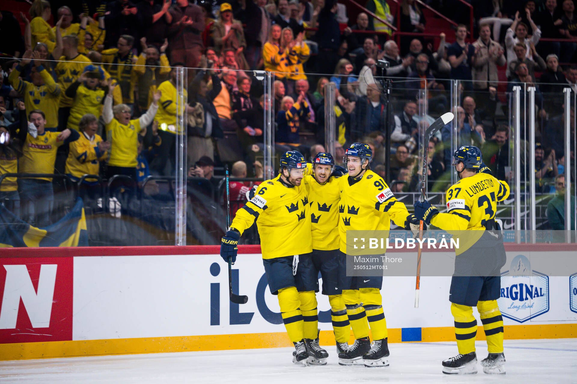 Adam Larsson, Leo Carlsson and Isac Lundeström celebrate