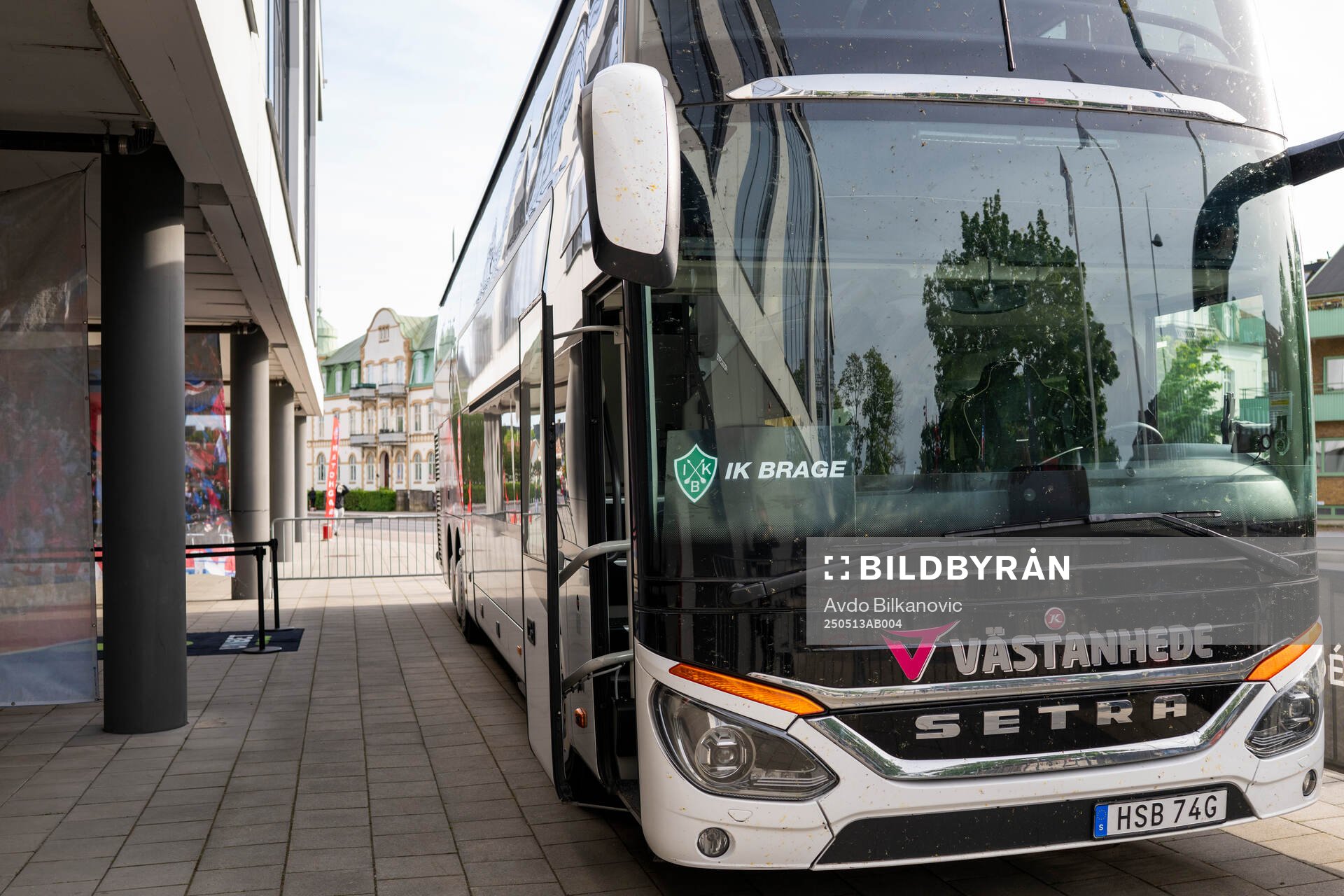 Brages buss parkerad utanför Olympia inför fotbollsmatchen i Superettan mellan Helsingborg och Brage den 13 maj 2025 i Helsingborg. 