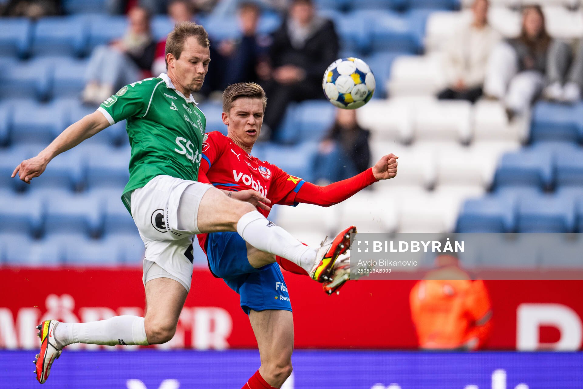 Brages Alexander Zetterström och Helsingborgs Adrian Svanbäck under fotbollsmatchen i Superettan mellan Helsingborg och Brage den 13 maj 2025 i Helsingborg.