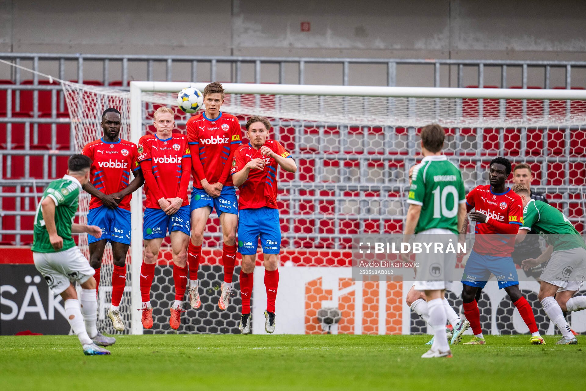 Brages Haris Brkic skjuter en frispark mot Helsingborgs Adam Akimey, Oscar Aga, Adrian Svanbäck och Simon Bengtsson under fotbollsmatchen i Superettan mellan Helsingborg och Brage den 13 maj 2025 i Helsingborg.