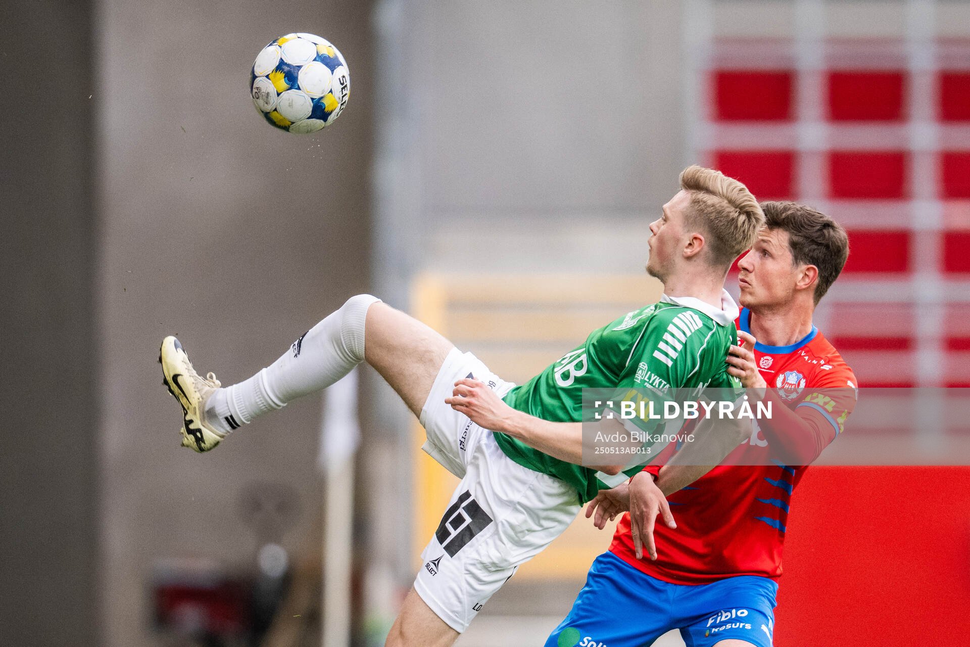 Brages Gustav Nordh och Helsingborgs Max Svensson under fotbollsmatchen i Superettan mellan Helsingborg och Brage den 13 maj 2025 i Helsingborg.