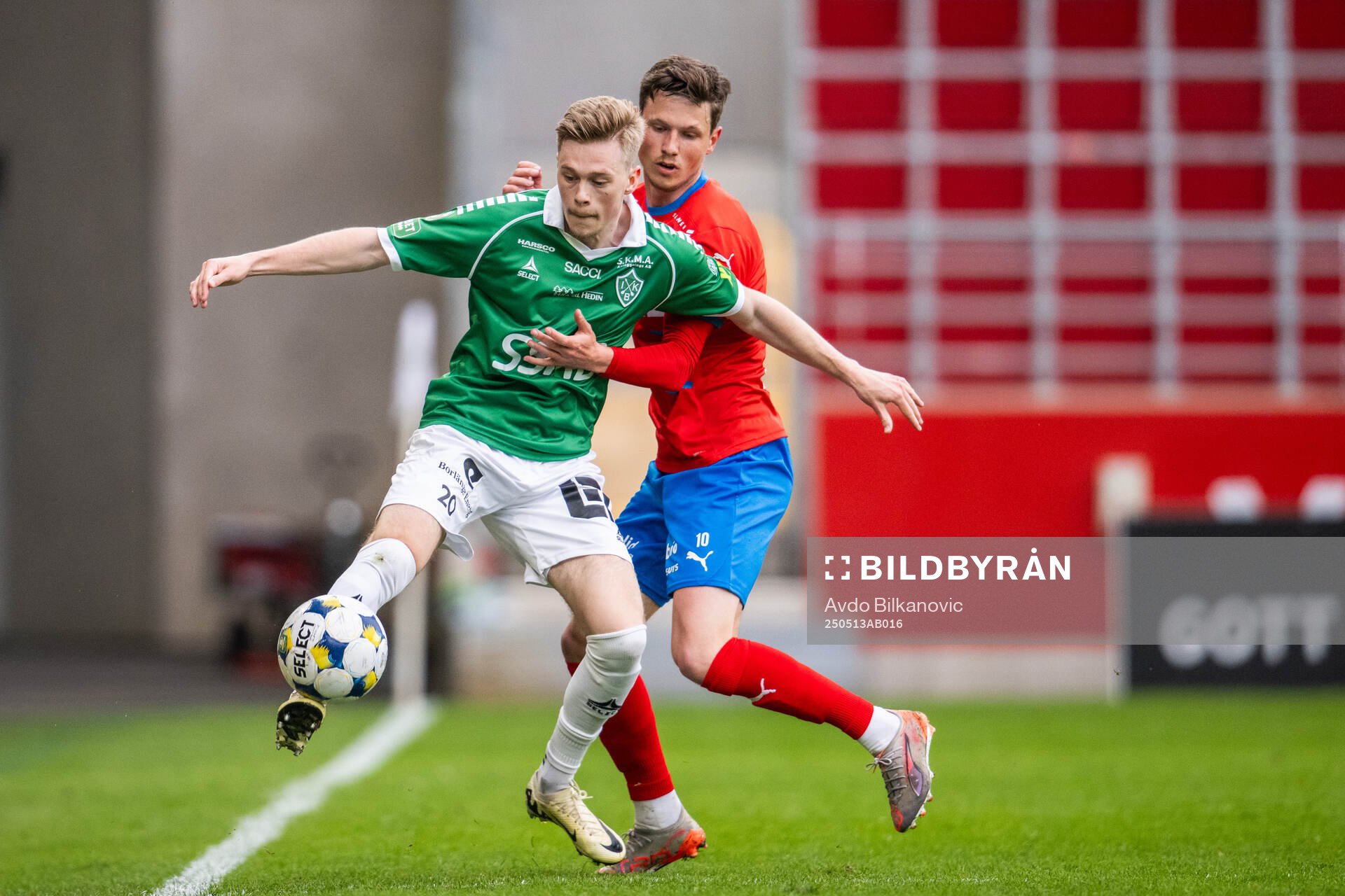 Brages Gustav Nordh och Helsingborgs Max Svensson under fotbollsmatchen i Superettan mellan Helsingborg och Brage den 13 maj 2025 i Helsingborg.