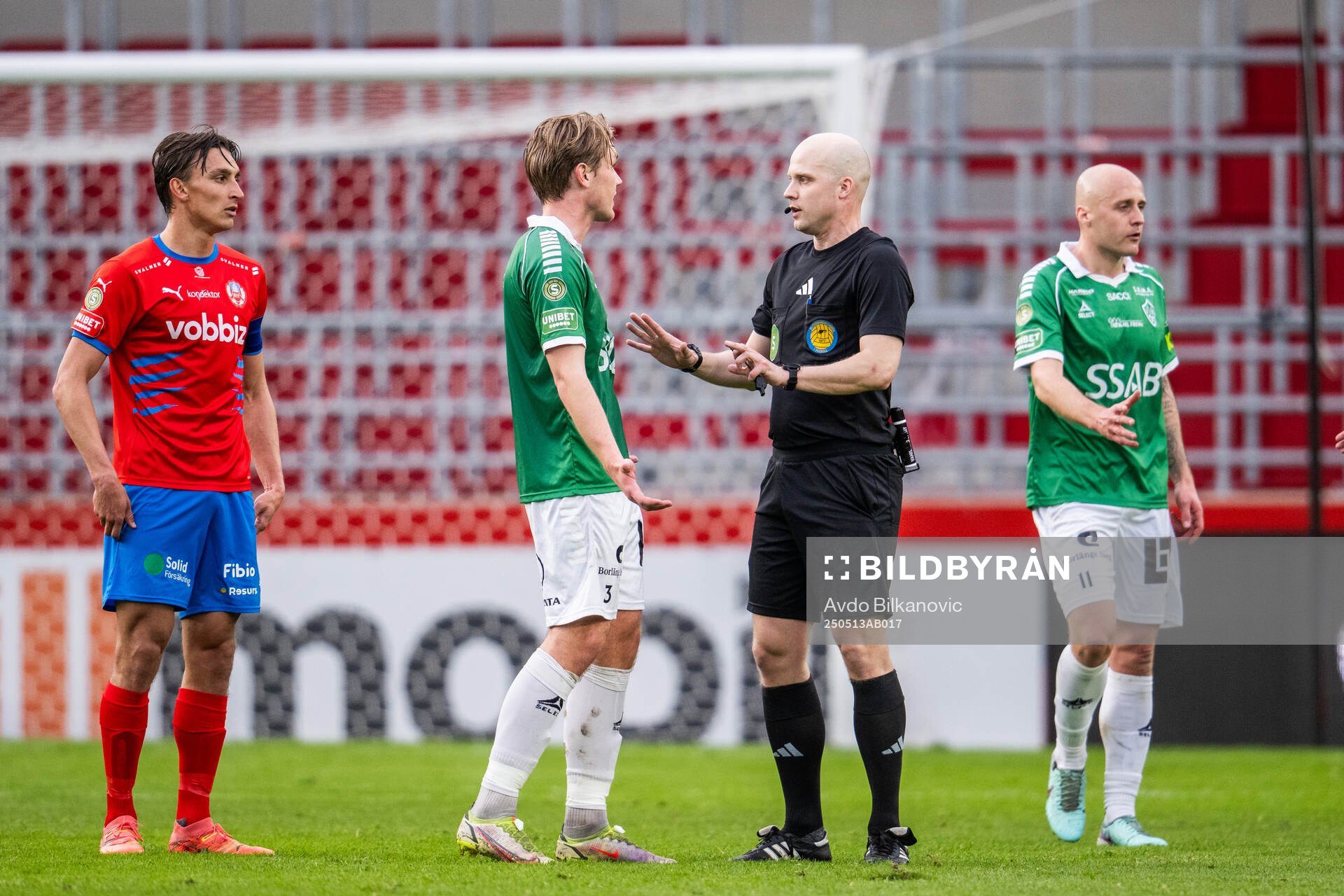 Brages Teodor Wålemark i diskussion med domare Pontus Olofsson under fotbollsmatchen i Superettan mellan Helsingborg och Brage den 13 maj 2025 i Helsingborg.