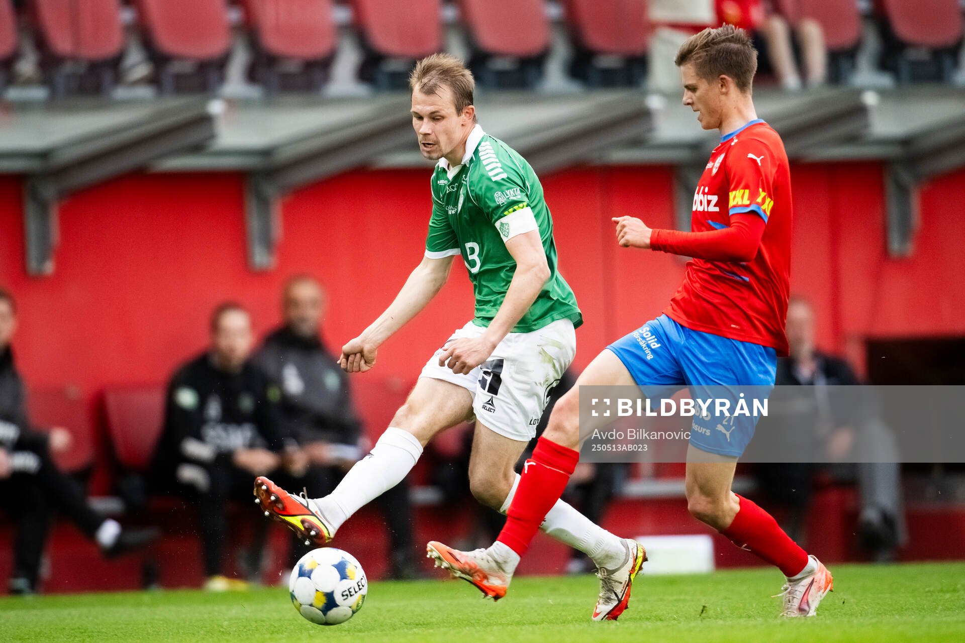 Brages Alexander Zetterström och Helsingborgs Adrian Svanbäck under fotbollsmatchen i Superettan mellan Helsingborg och Brage den 13 maj 2025 i Helsingborg.