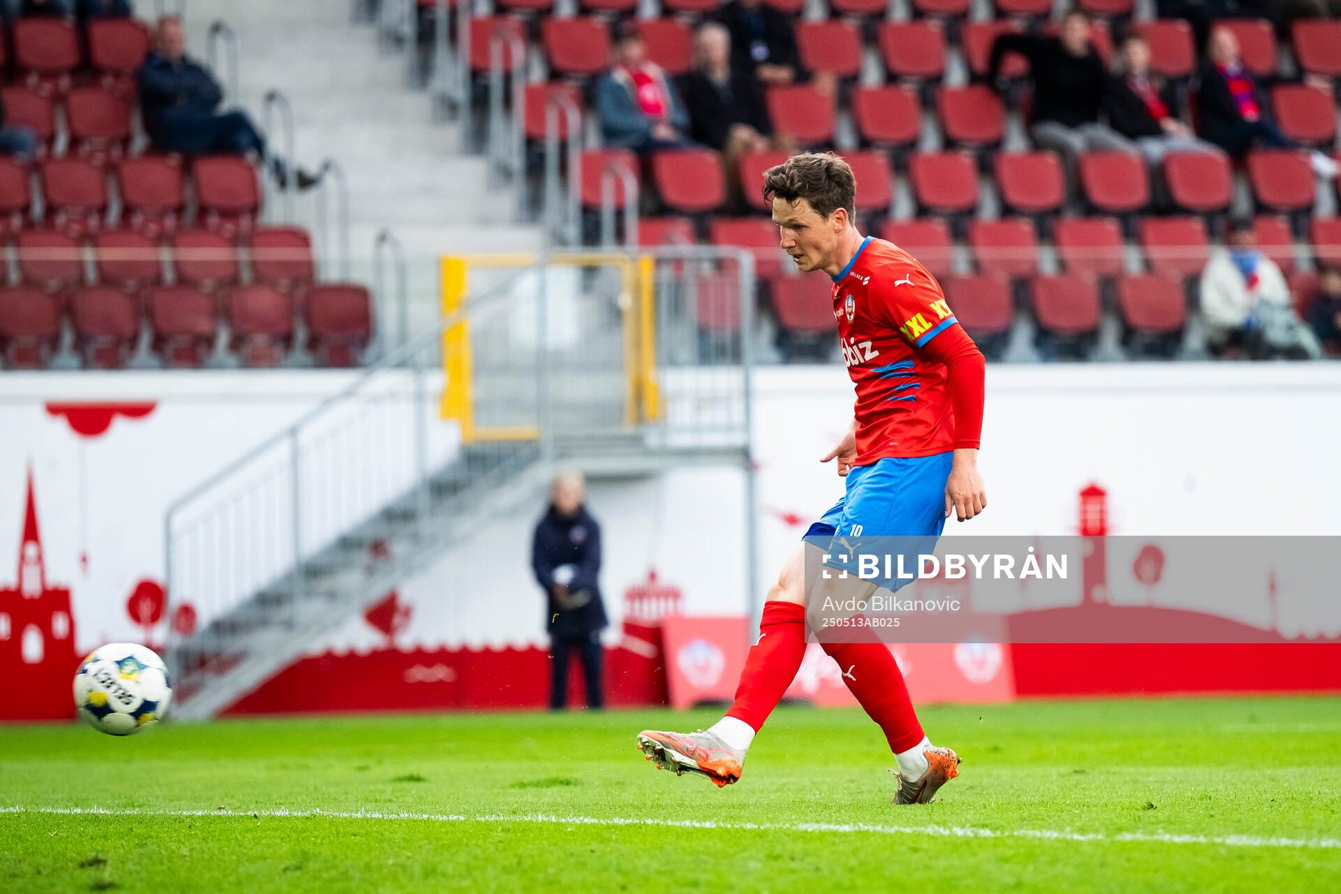 Helsingborgs Max Svensson missar målchans
