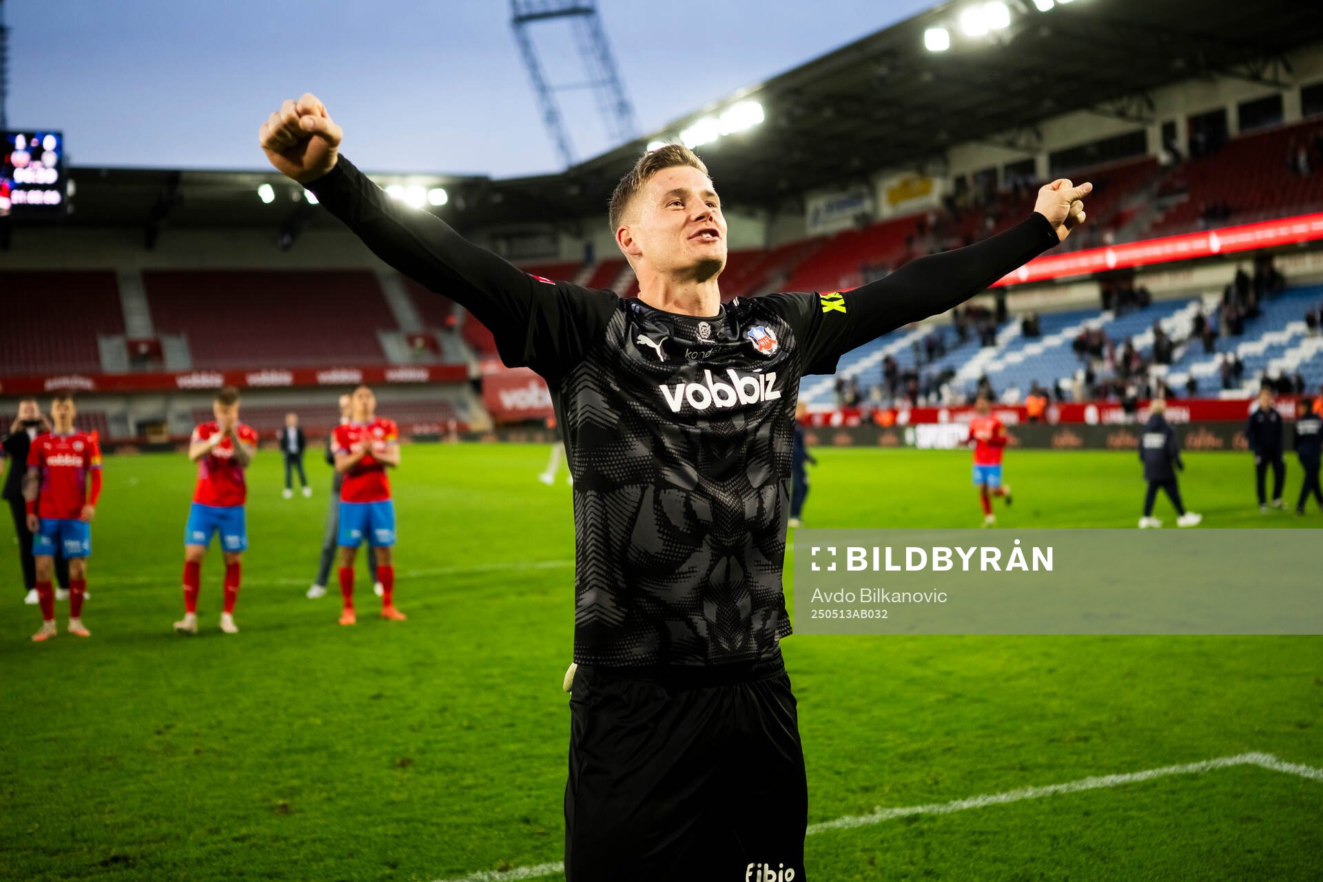 Helsingborgs målvakt Johan Brattberg jublar efter slutsignalen under fotbollsmatchen i Superettan mellan Helsingborg och Brage den 13 maj 2025 i Helsingborg.