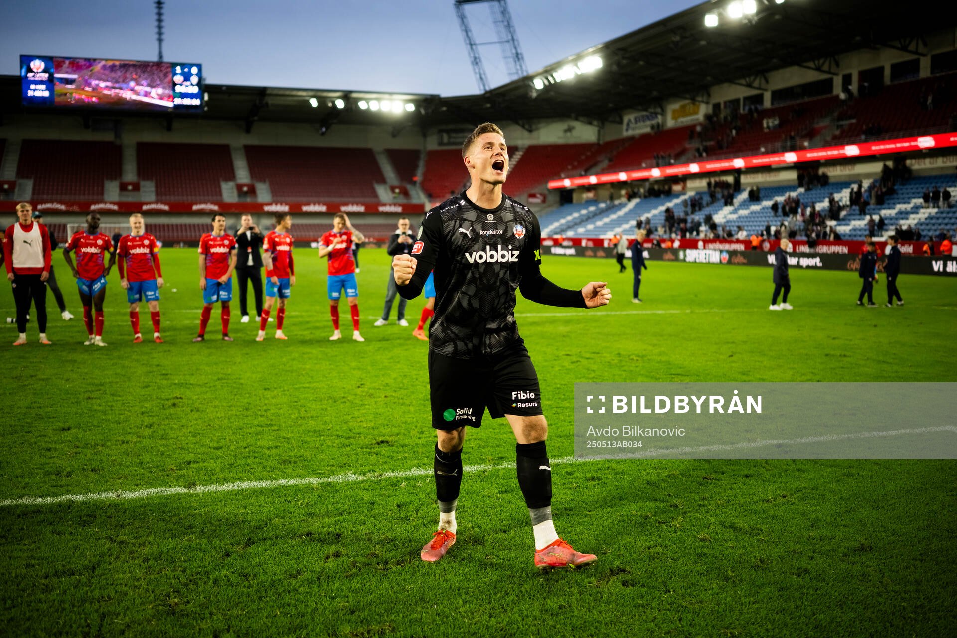 Helsingborgs målvakt Johan Brattberg jublar efter slutsignalen under fotbollsmatchen i Superettan mellan Helsingborg och Brage den 13 maj 2025 i Helsingborg.