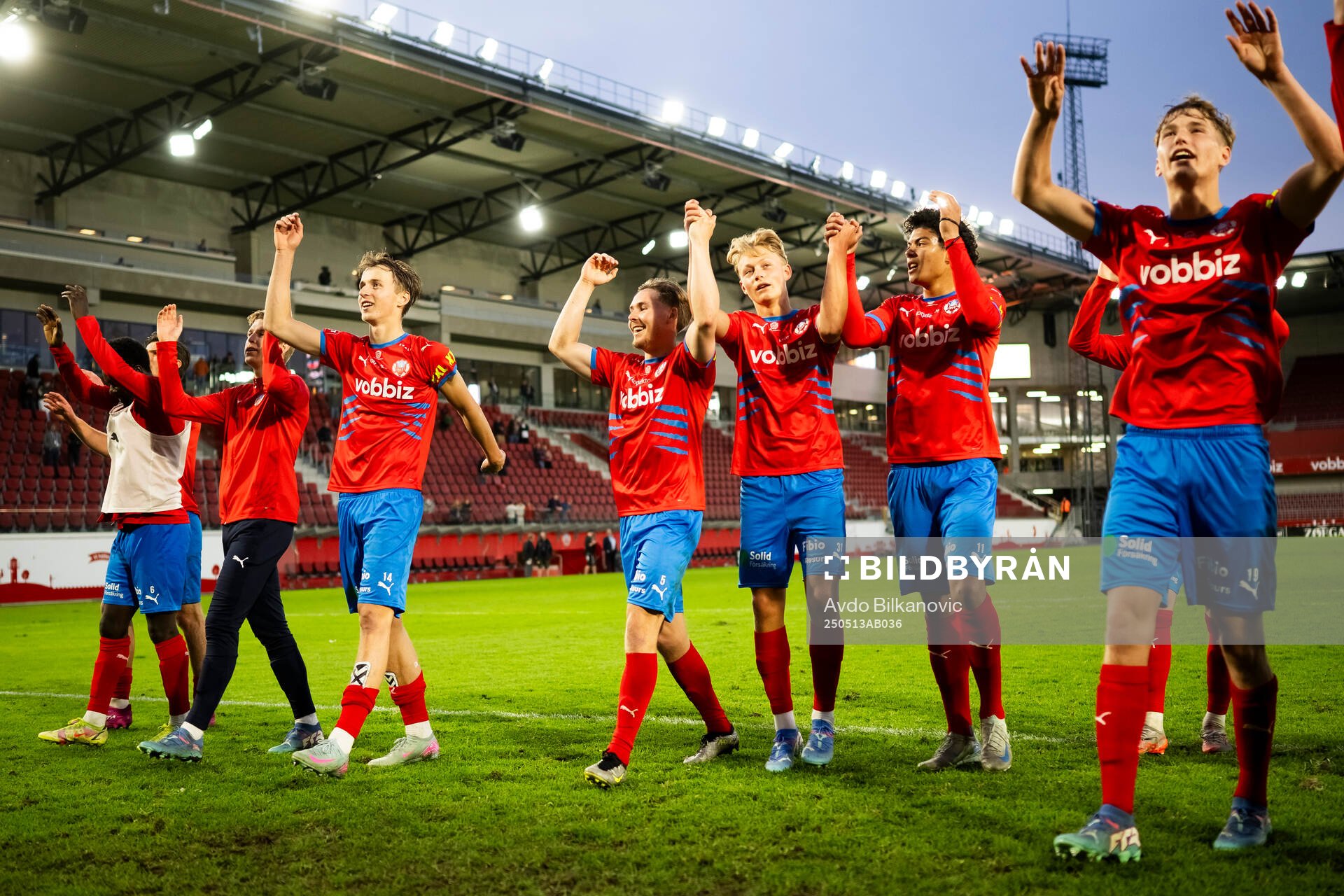 Helsingborgs spelare jublar efter slutsignalen under fotbollsmatchen i Superettan mellan Helsingborg och Brage den 13 maj 2025 i Helsingborg.