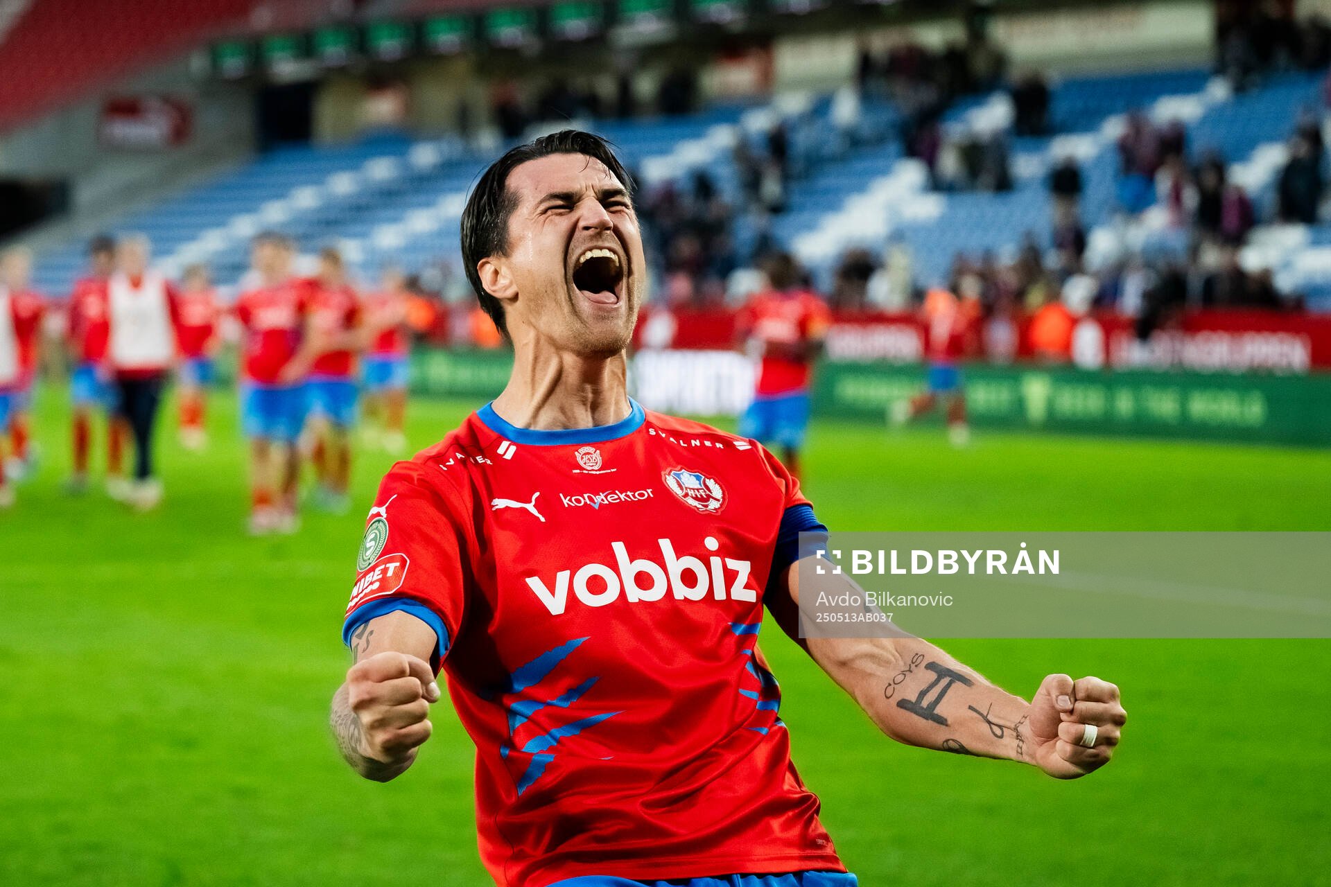 Helsingborgs Jon Birkfeldt jublar efter slutsignalen under fotbollsmatchen i Superettan mellan Helsingborg och Brage den 13 maj 2025 i Helsingborg.