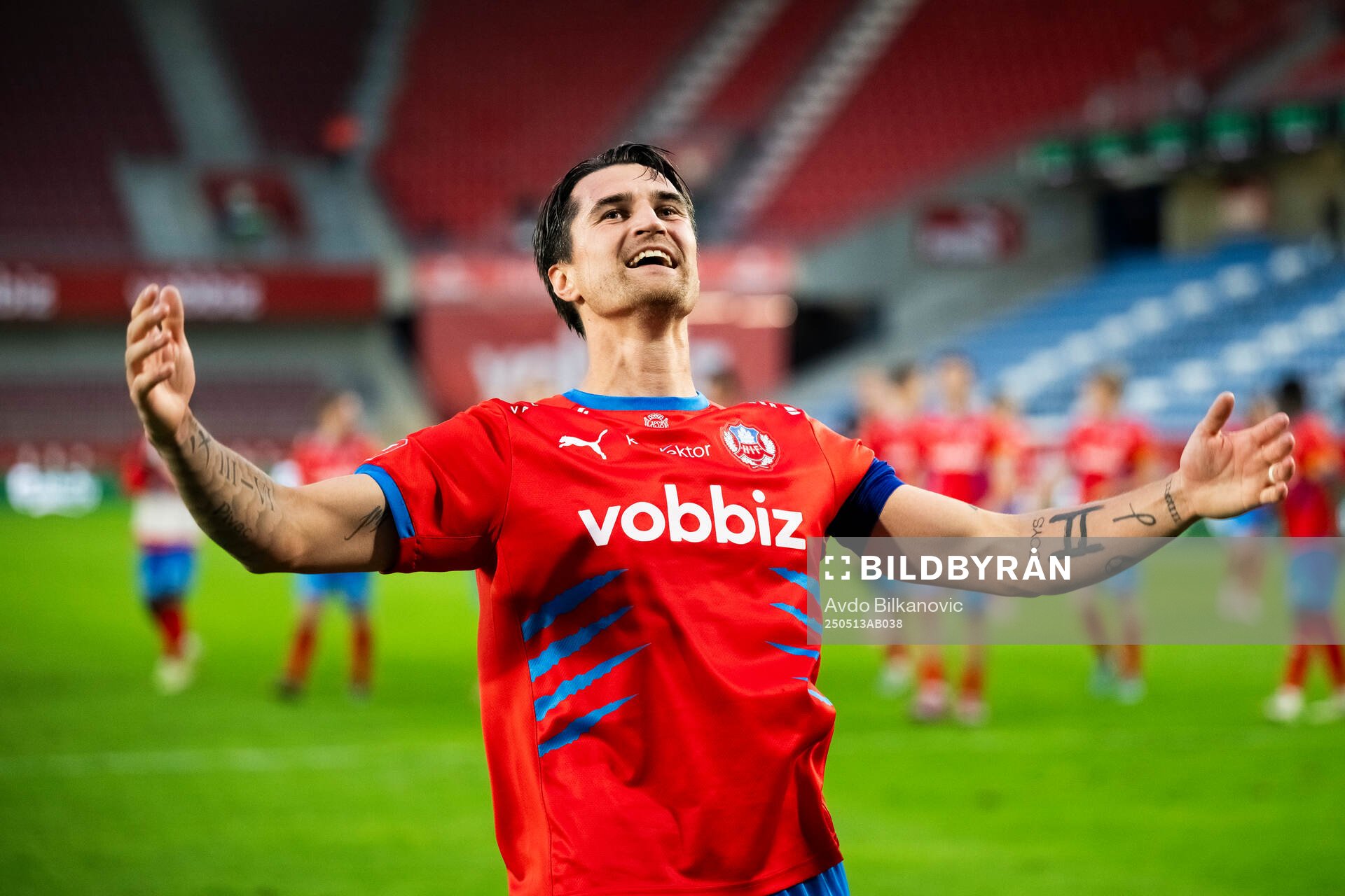 Helsingborgs Jon Birkfeldt jublar efter slutsignalen under fotbollsmatchen i Superettan mellan Helsingborg och Brage den 13 maj 2025 i Helsingborg.