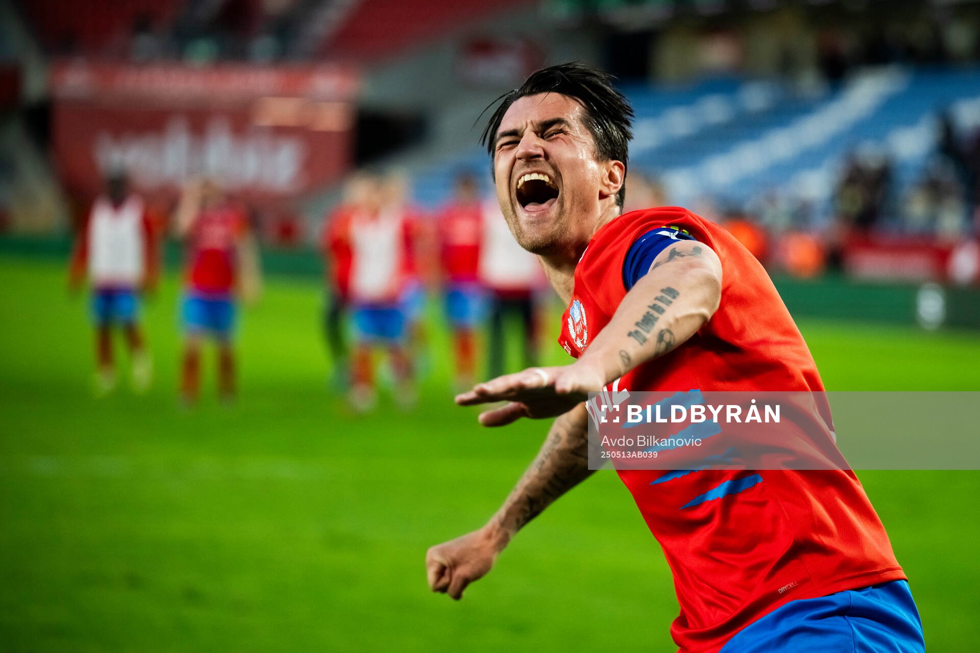 Helsingborgs Jon Birkfeldt jublar efter slutsignalen under fotbollsmatchen i Superettan mellan Helsingborg och Brage den 13 maj 2025 i Helsingborg.