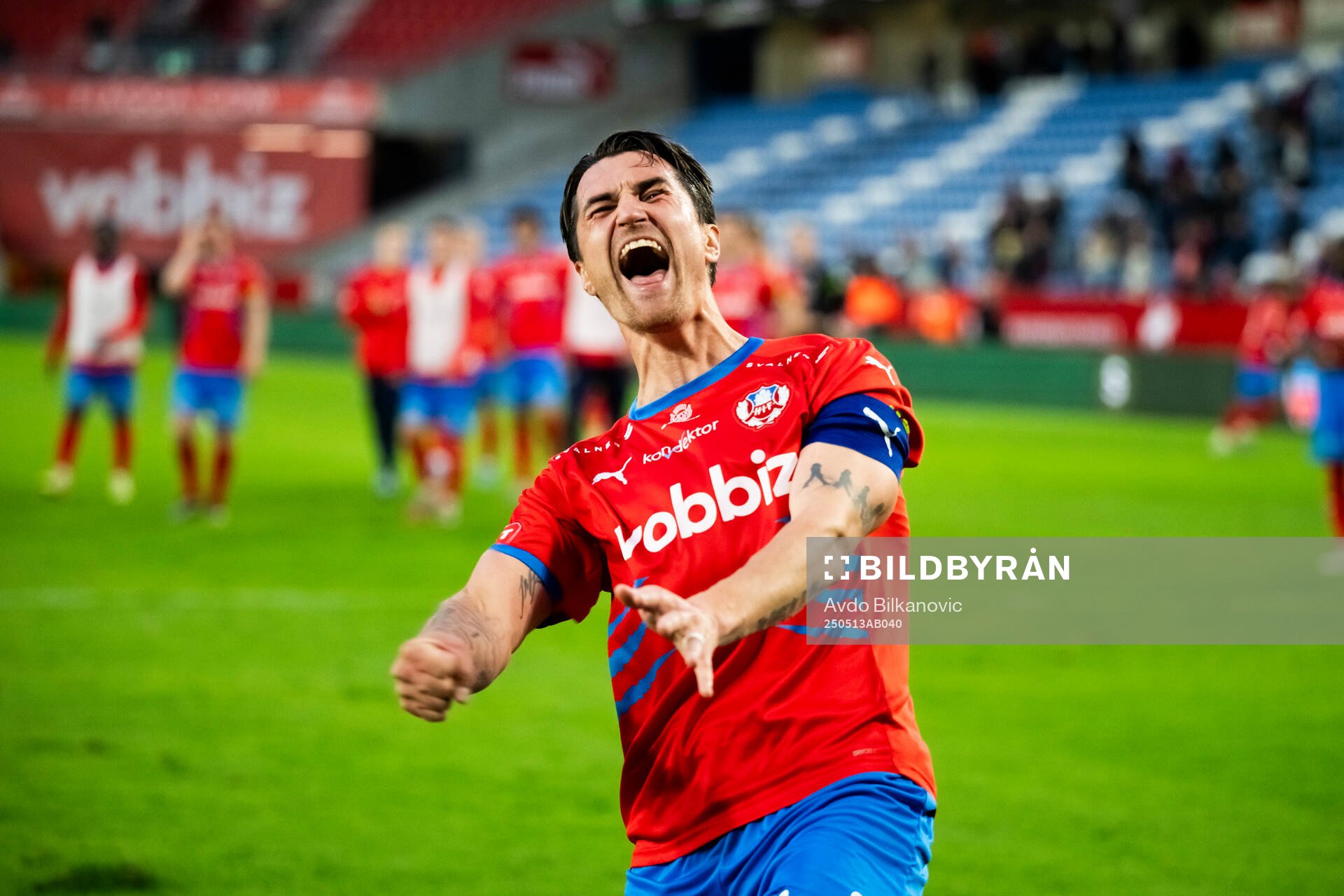Helsingborgs Jon Birkfeldt jublar efter slutsignalen under fotbollsmatchen i Superettan mellan Helsingborg och Brage den 13 maj 2025 i Helsingborg.