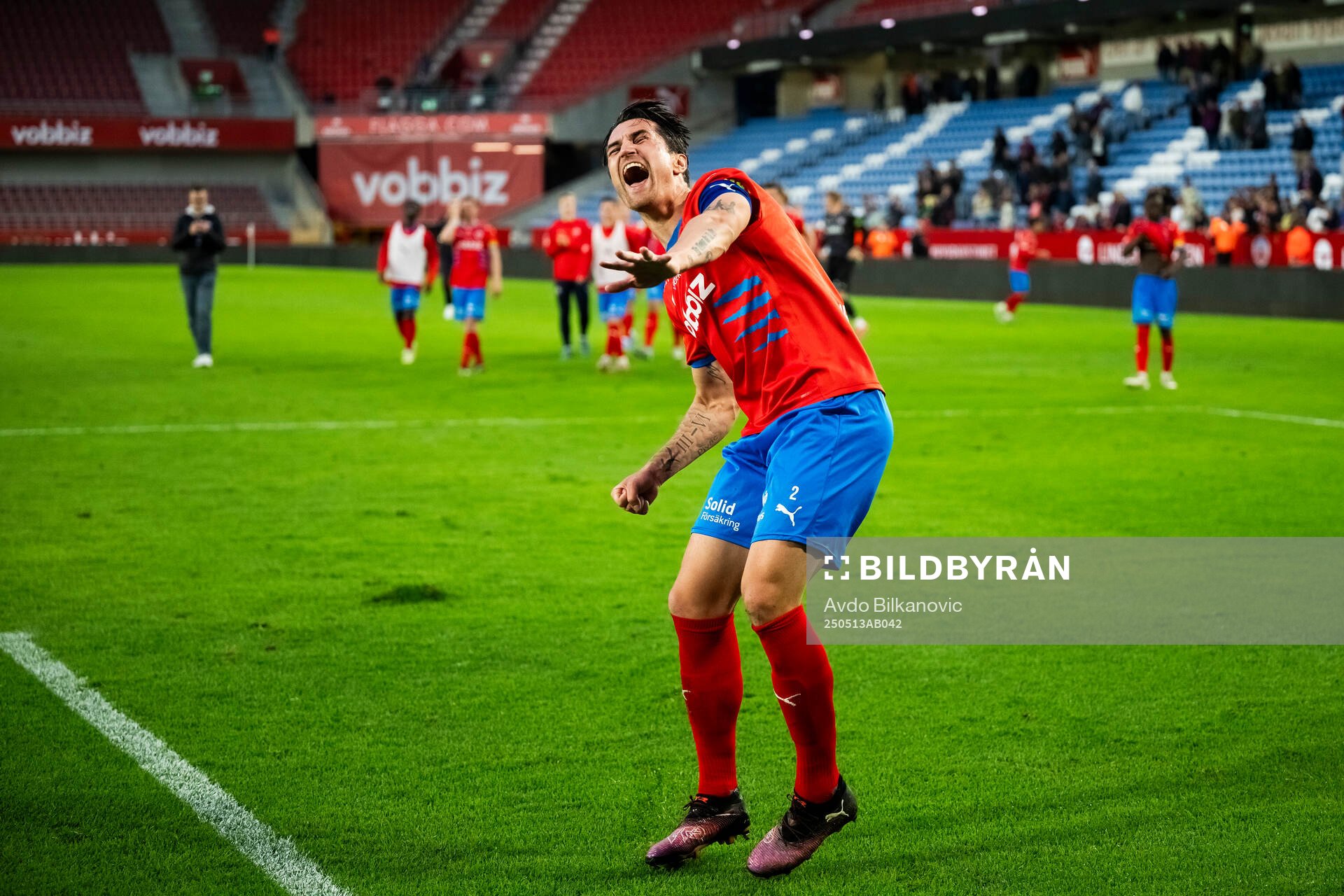 Helsingborgs Jon Birkfeldt jublar efter slutsignalen under fotbollsmatchen i Superettan mellan Helsingborg och Brage den 13 maj 2025 i Helsingborg.