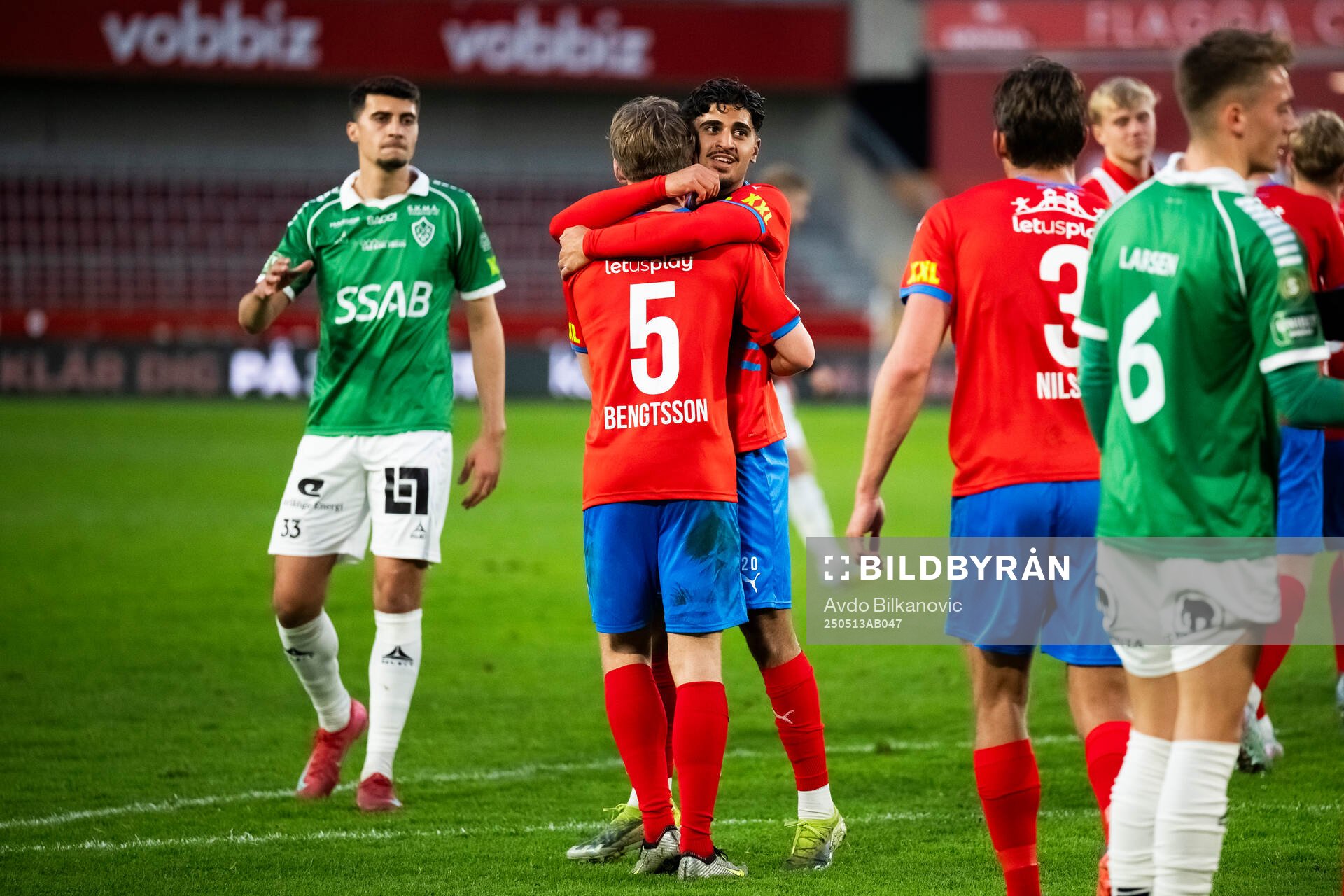 Helsingborgs Simon Bengtsson och Baker Amer jublar