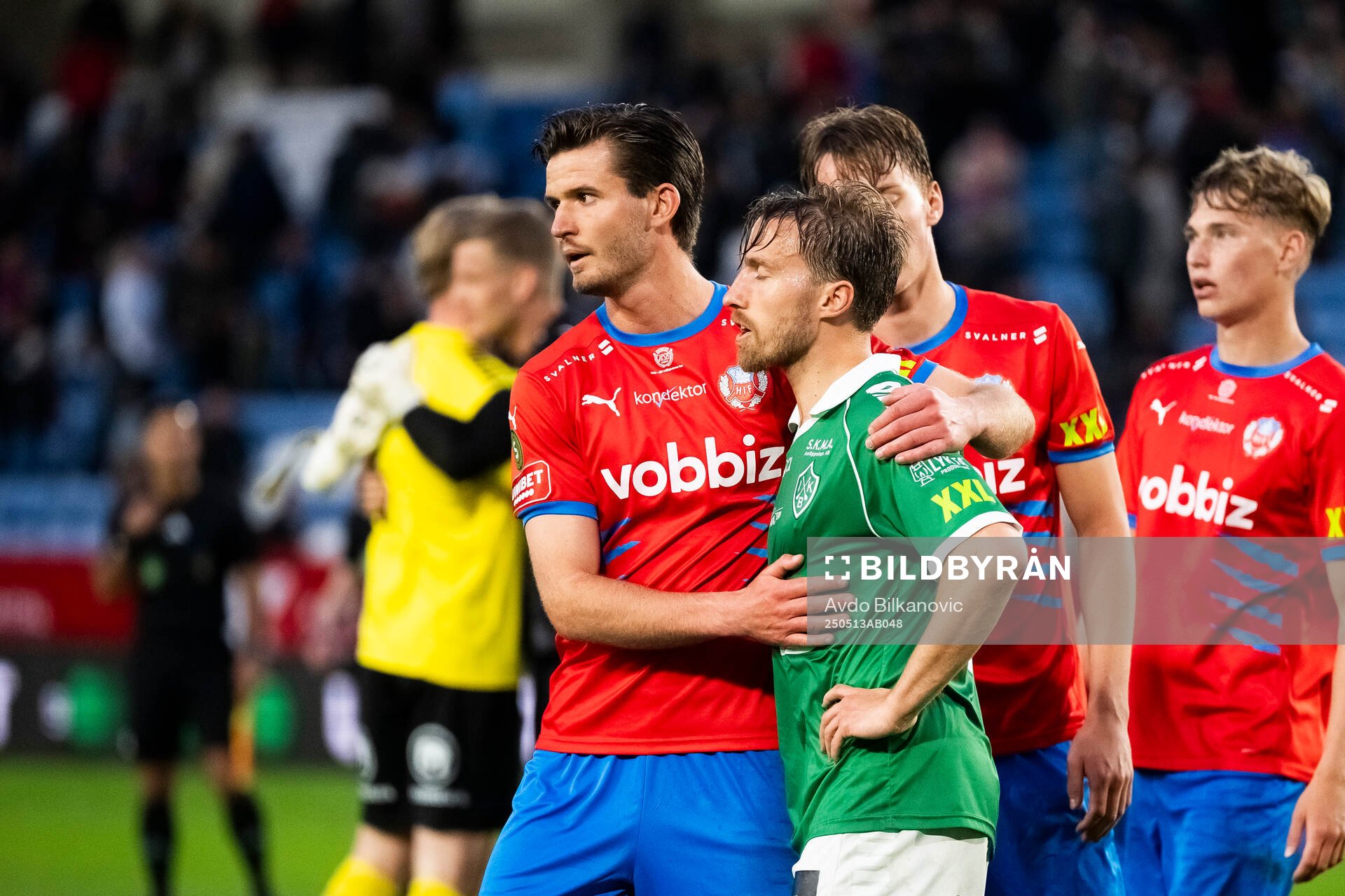 Helsingborgs Wilhelm Loeper tröstar Brages Jacob Stensson