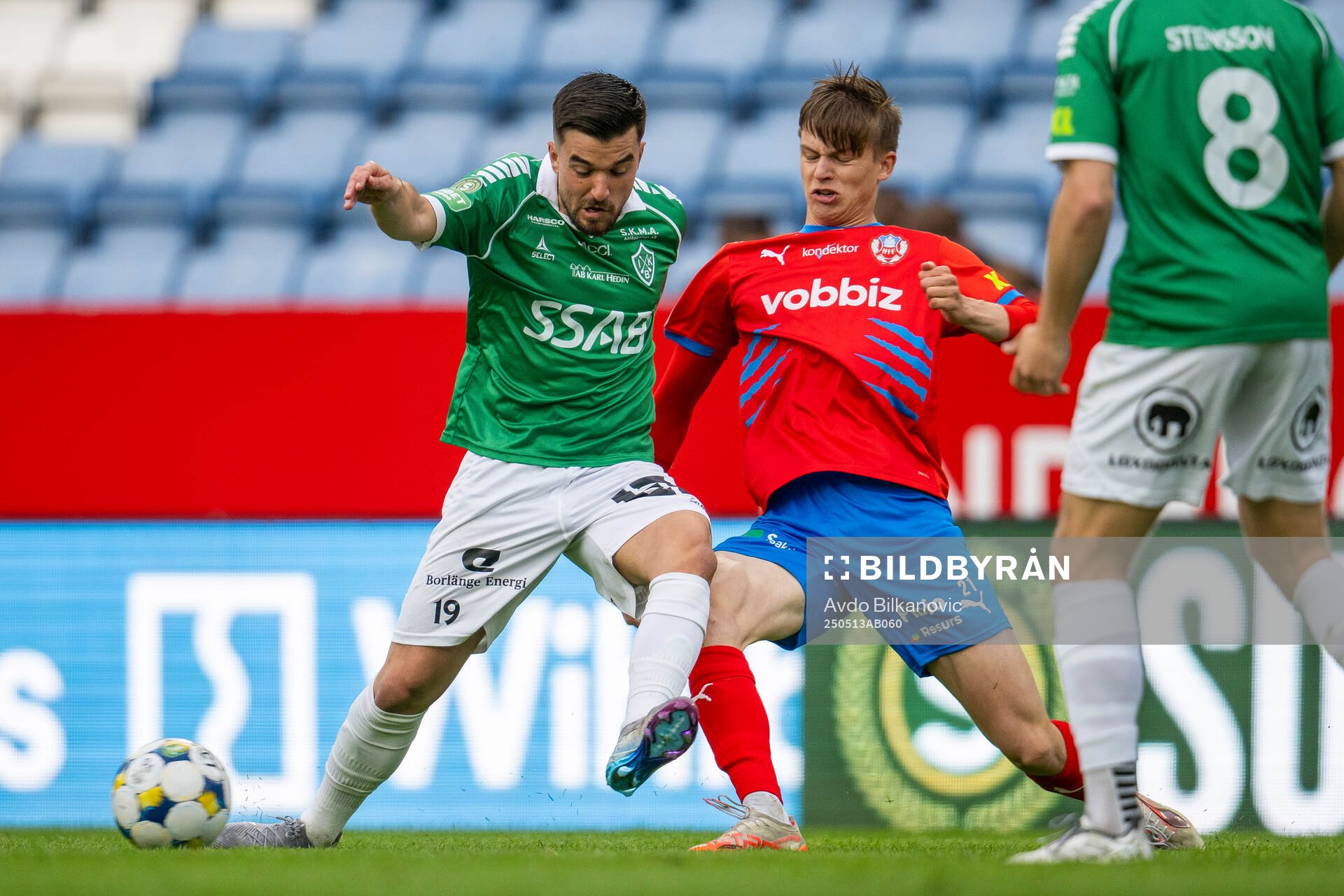 Helsingborgs Adrian Svanbäck och Brages Haris Brkic under fotbollsmatchen i Superettan mellan Helsingborg och Brage den 13 maj 2025 i Helsingborg.