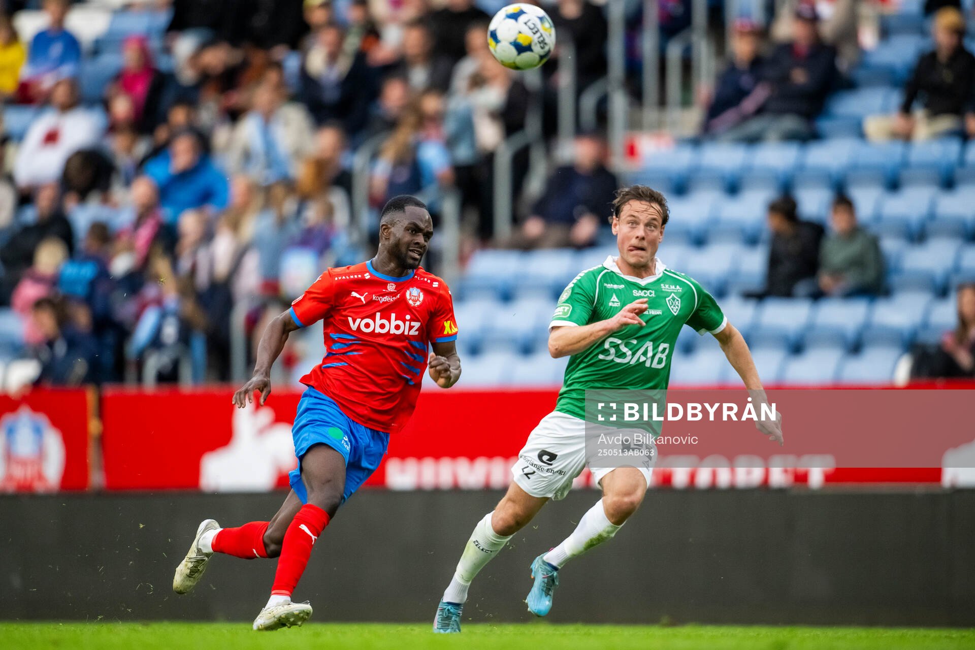 Helsingborgs Adam Akimey och Brages Cesar Weilid under fotbollsmatchen i Superettan mellan Helsingborg och Brage den 13 maj 2025 i Helsingborg.