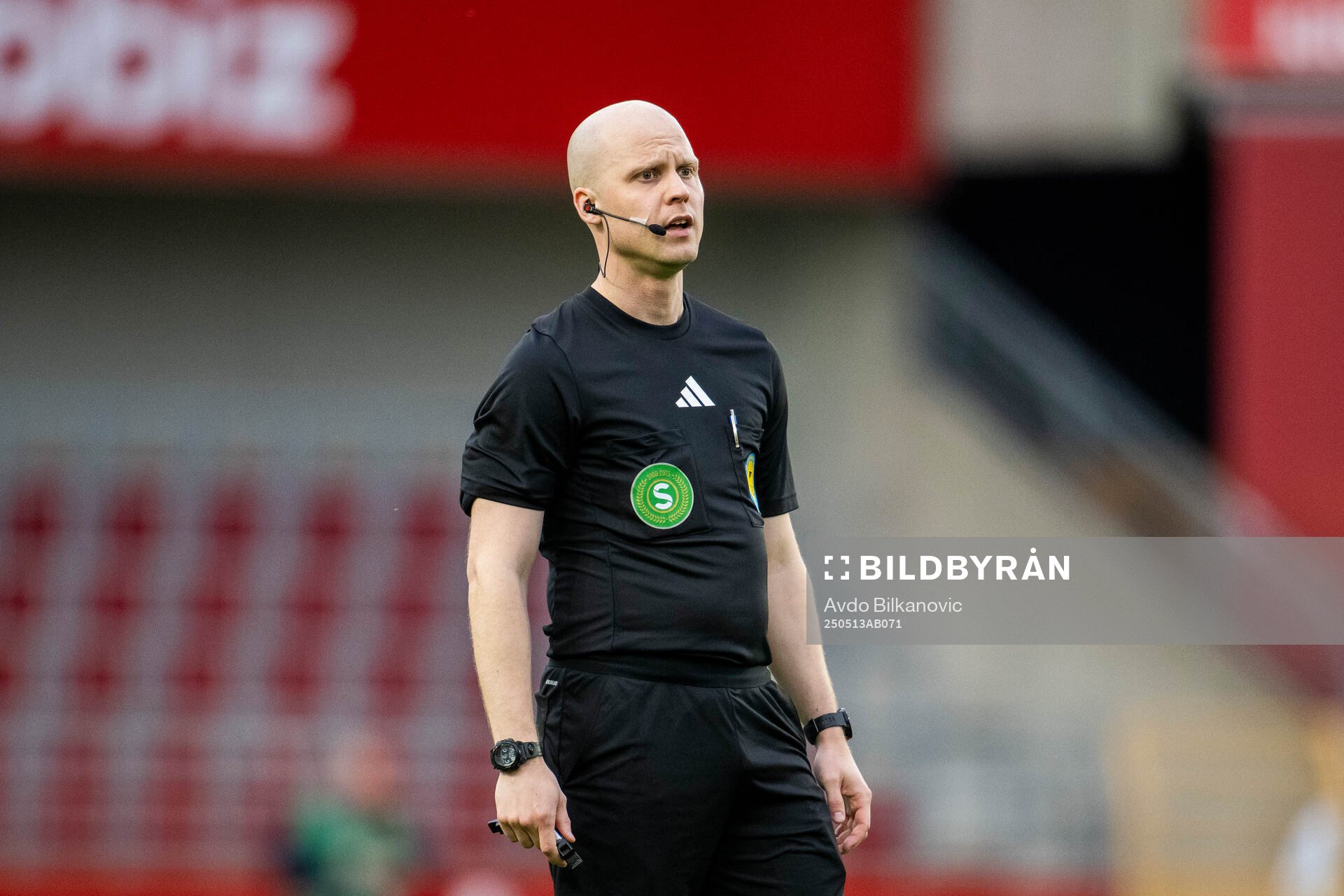 Domare Pontus Olofsson under fotbollsmatchen i Superettan mellan Helsingborg och Brage den 13 maj 2025 i Helsingborg. 