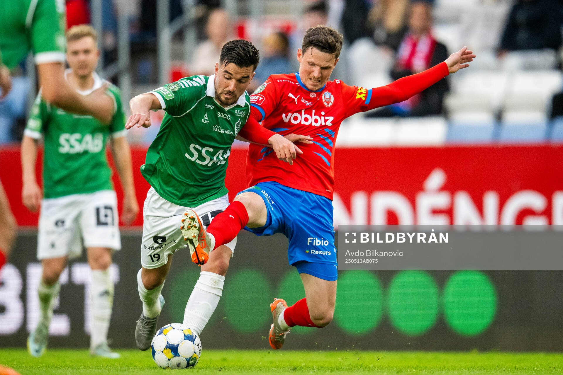 Helsingborgs Max Svensson och Brages Haris Brkic under fotbollsmatchen i Superettan mellan Helsingborg och Brage den 13 maj 2025 i Helsingborg.