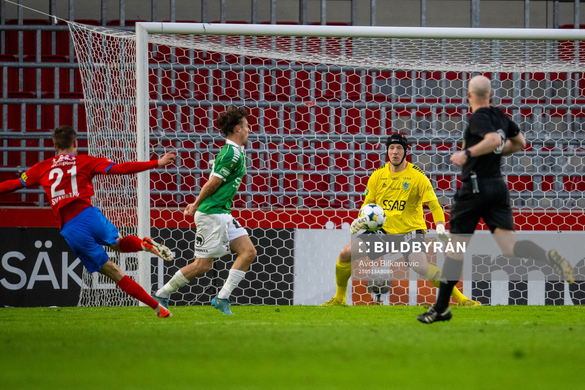 Helsingborgs Adrian Svanbäck och Brages målvakt Viktor Frodig under fotbollsmatchen i Superettan mellan Helsingborg och Brage den 13 maj 2025 i Helsingborg.