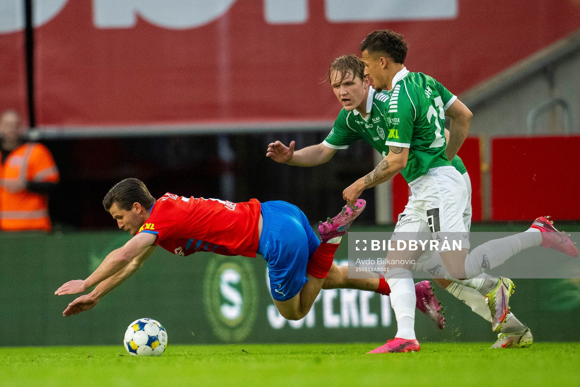 Helsingborgs Wilhelm Loeper mot Brages Noah Åstrand John och Teodor Wålemark under fotbollsmatchen i Superettan mellan Helsingborg och Brage den 13 maj 2025 i Helsingborg.