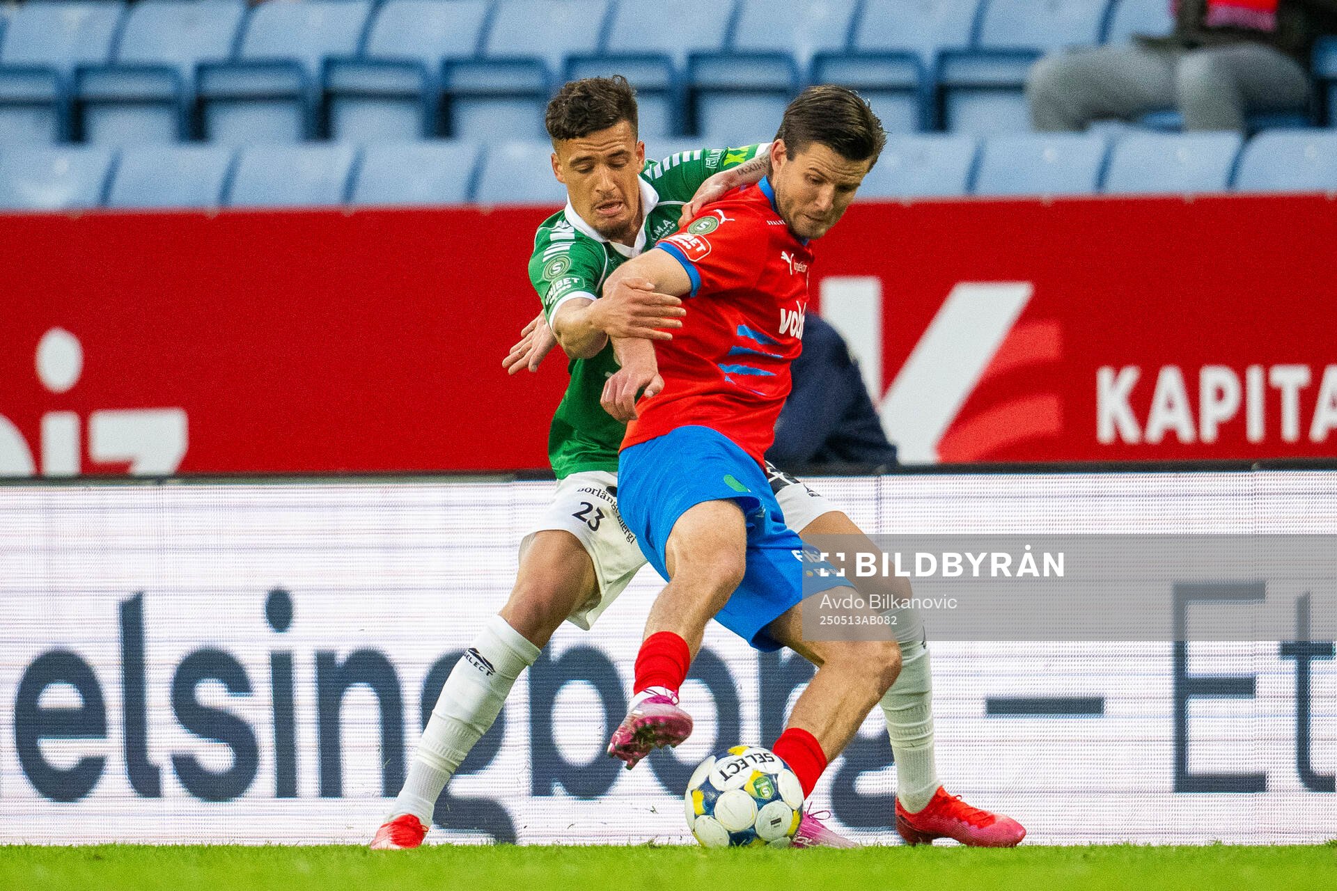 Helsingborgs Wilhelm Loeper och Brages Noah Åstrand John under fotbollsmatchen i Superettan mellan Helsingborg och Brage den 13 maj 2025 i Helsingborg.