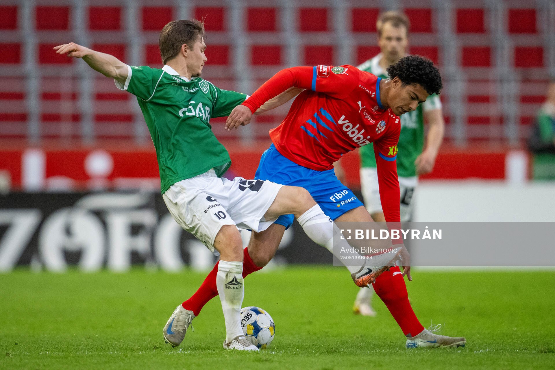 Brages Gustav Berggren och Helsingborgs Milan Silva Rasmussen under fotbollsmatchen i Superettan mellan Helsingborg och Brage den 13 maj 2025 i Helsingborg.