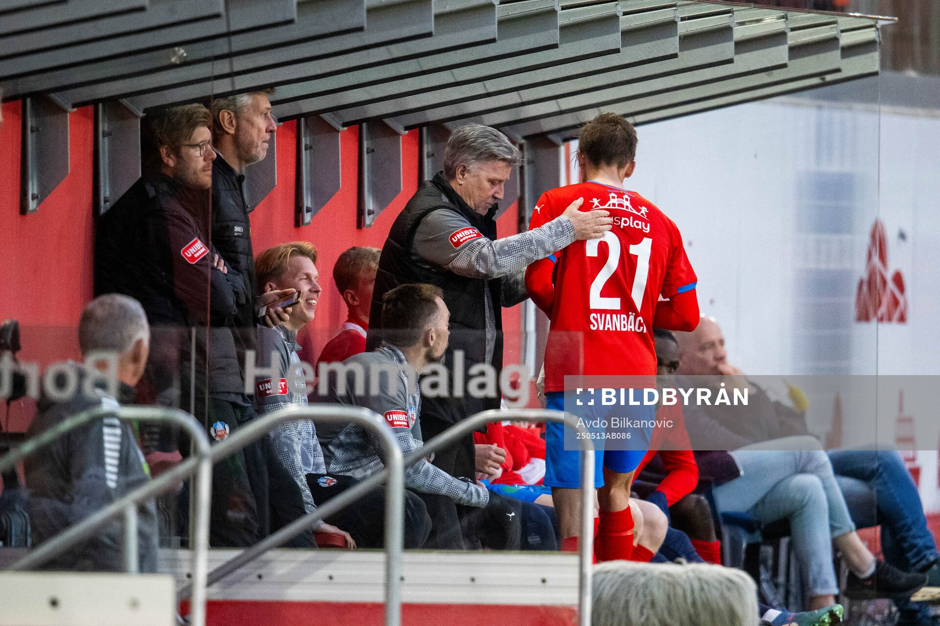 Helsingborgs Adrian Svanbäck får klapp på ryggen under fotbollsmatchen i Superettan mellan Helsingborg och Brage den 13 maj 2025 i Helsingborg.