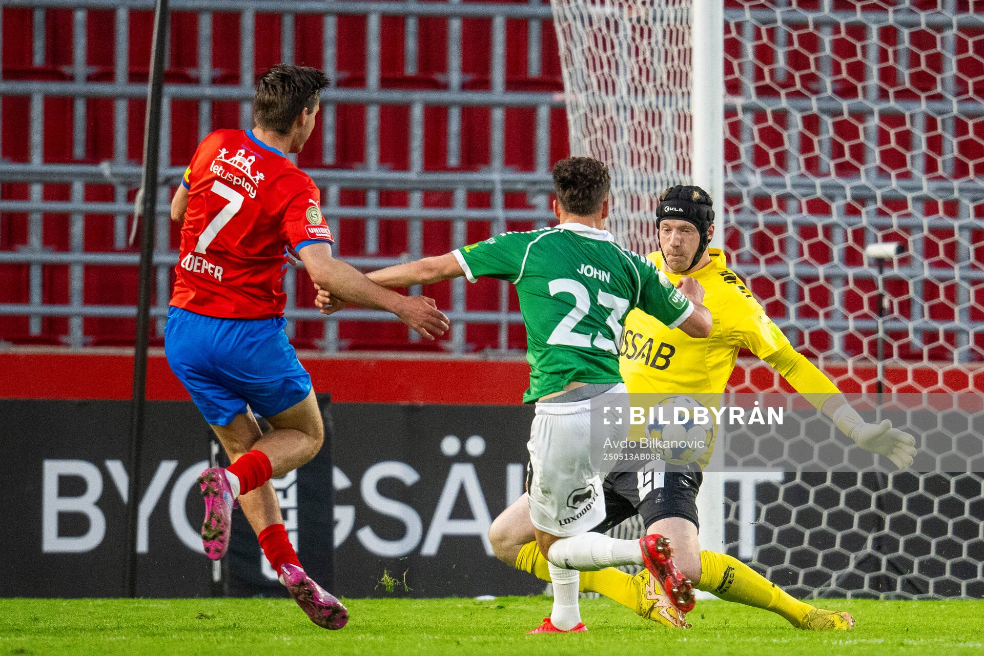 Helsingborgs Wilhelm Loeper mot Brages målvakt Viktor Frodig under fotbollsmatchen i Superettan mellan Helsingborg och Brage den 13 maj 2025 i Helsingborg.