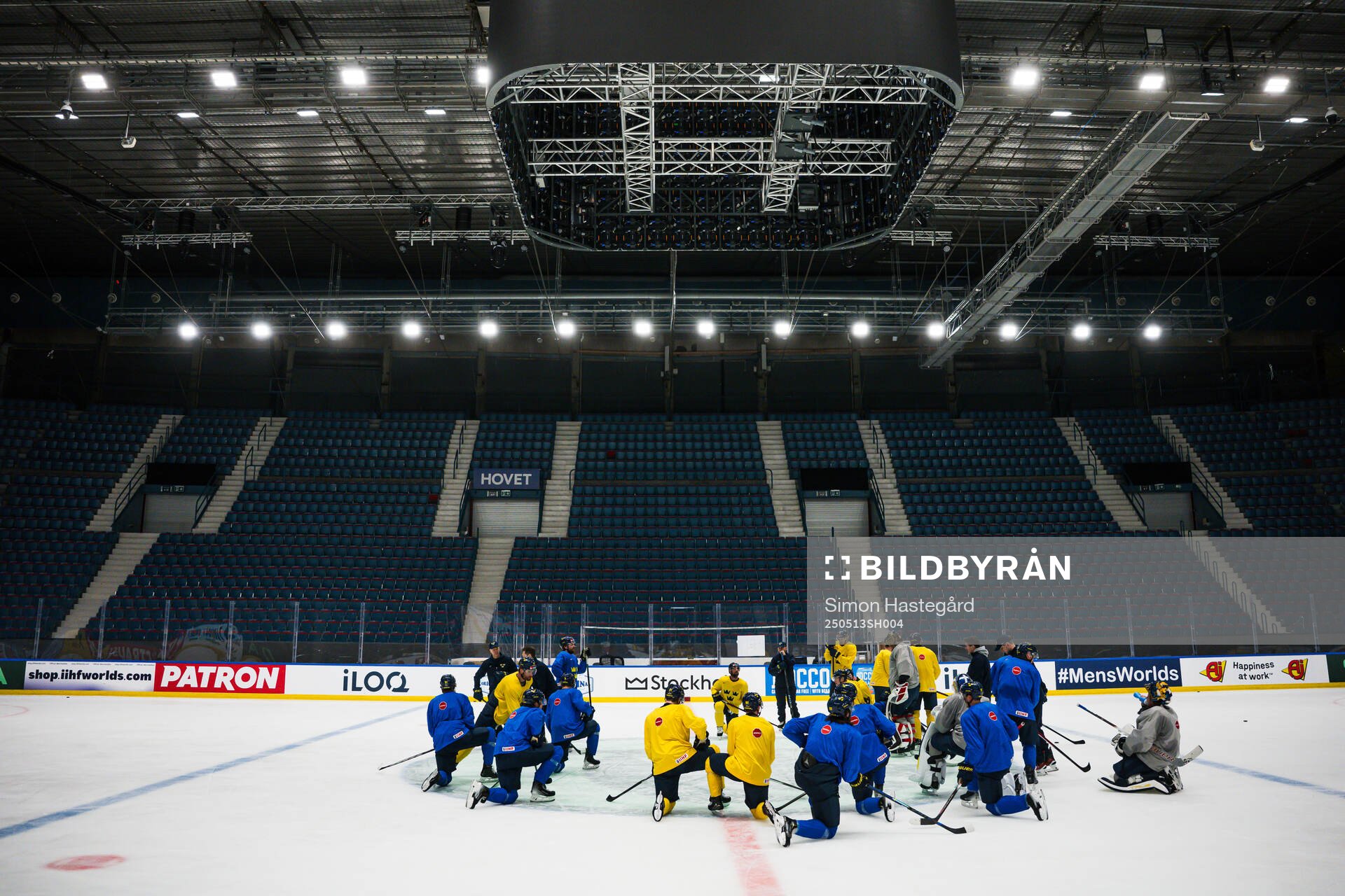 Players of Sweden gathered at a practice session