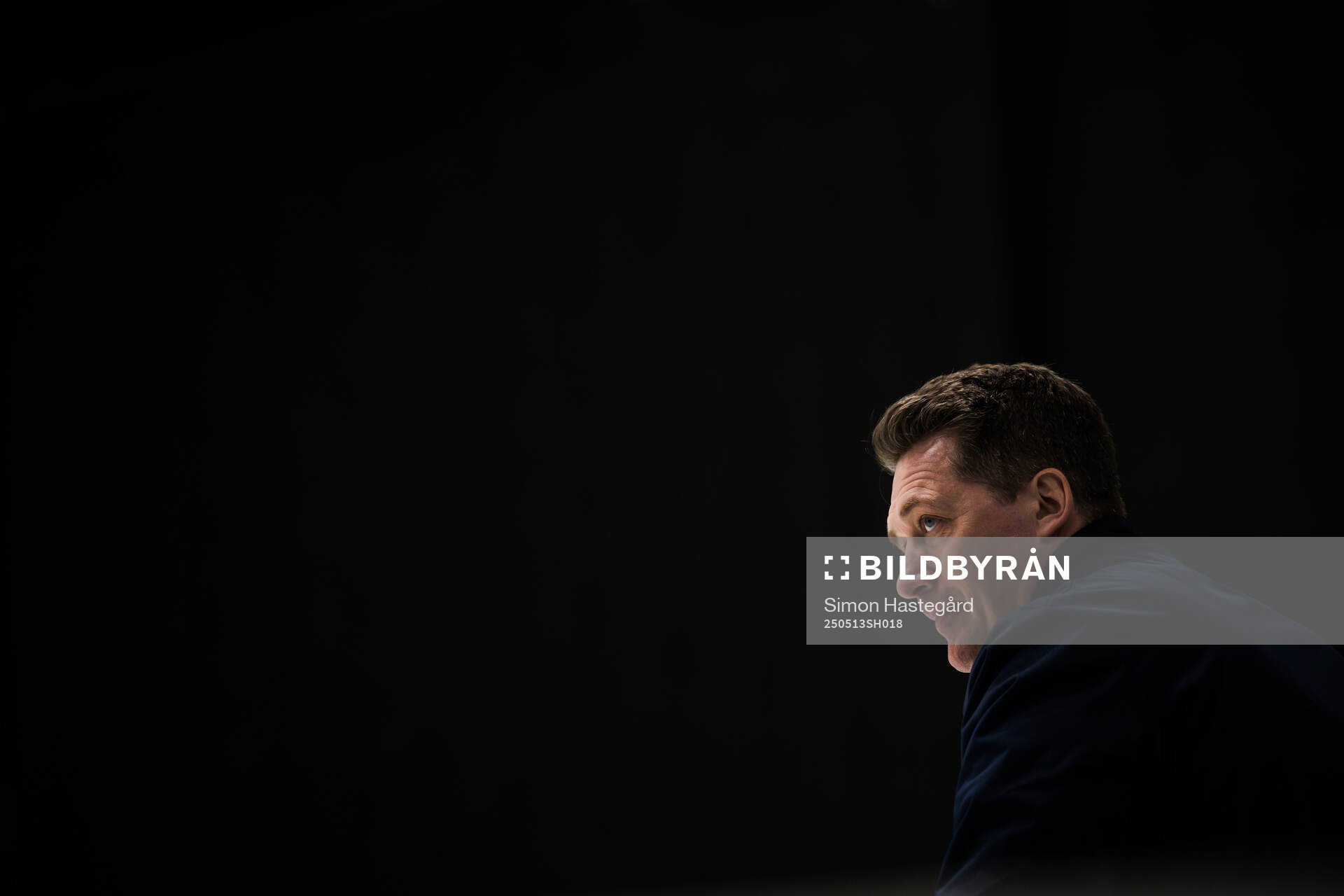 Head coach Sam Hallam of Sweden at a practice session