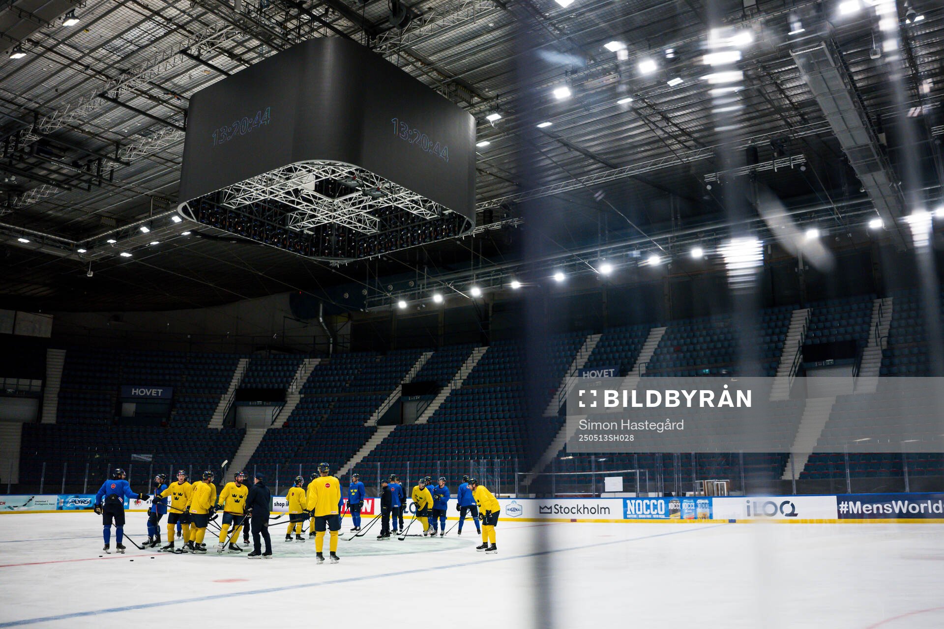 Players of Sweden gathered at a practice session