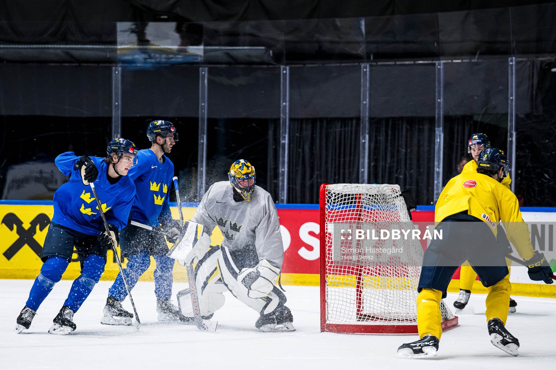 Leo Carlsson and goaltender Samuel Ersson of Sweden at a