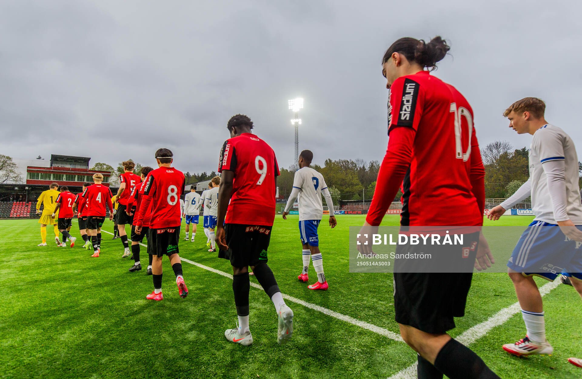 Spelarna gör entré inför finalen i ligacupen för P17 mellan Brommapojkarna och IFK Norrköping den 14 maj 2025 i Stockholm.