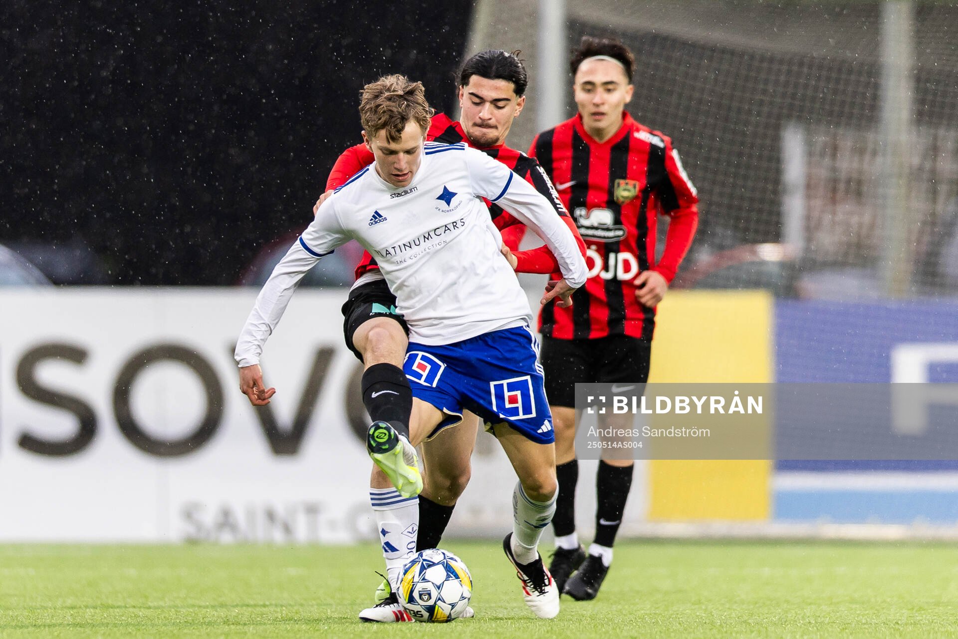 IFK Norrköpings Viggo Fälth och Brommapojkarnas Nijat Narimanov under finalen i ligacupen för P17 mellan Brommapojkarna och IFK Norrköping den 14 maj 2025 i Stockholm.