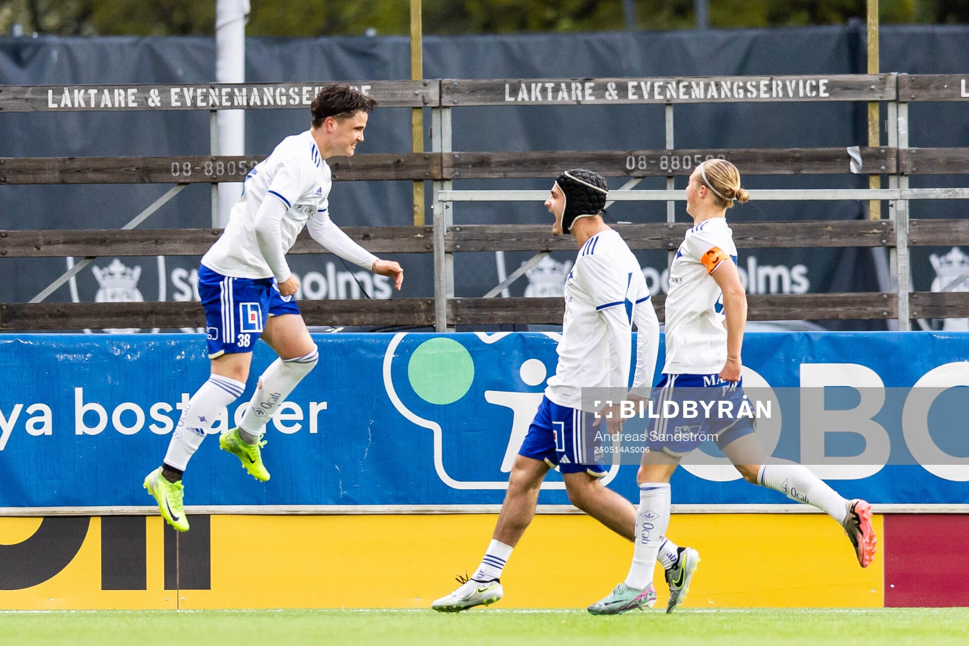 IFK Norrköpings William Bergman jublar efter 0-1 målet under finalen i ligacupen för P17 mellan Brommapojkarna och IFK Norrköping den 14 maj 2025 i Stockholm.