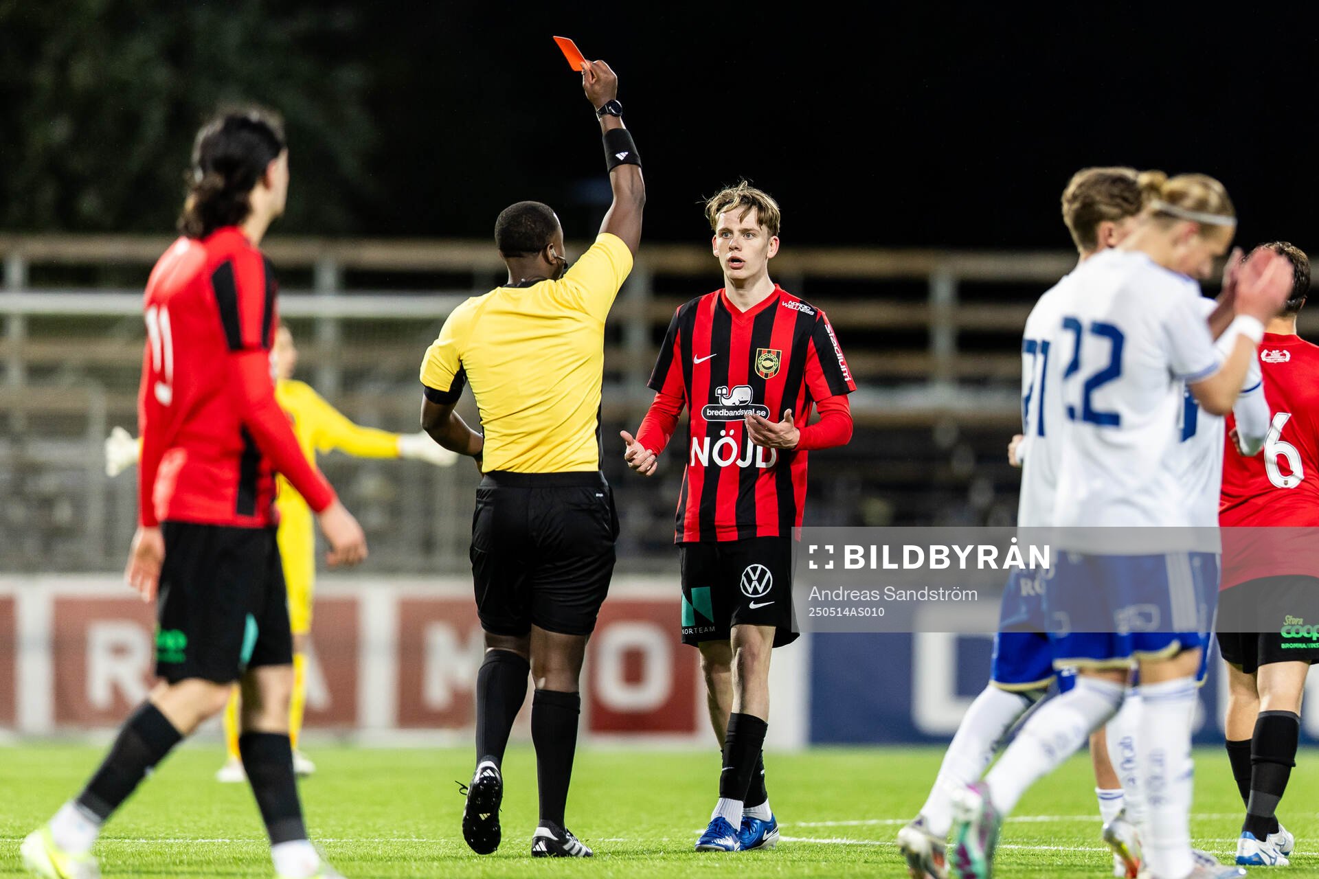Brommapojkarnas Charlie Eriksson Edvinsson får rött kort