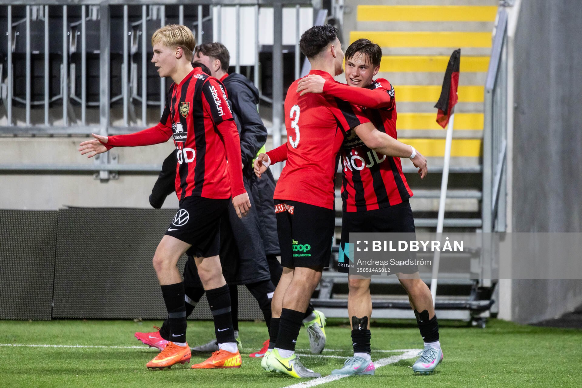 Brommapojkarnas Carl Aurell jublar med Leo Al-Kass efter 1-1 målet under finalen i ligacupen för P17 mellan Brommapojkarna och IFK Norrköping den 14 maj 2025 i Stockholm.