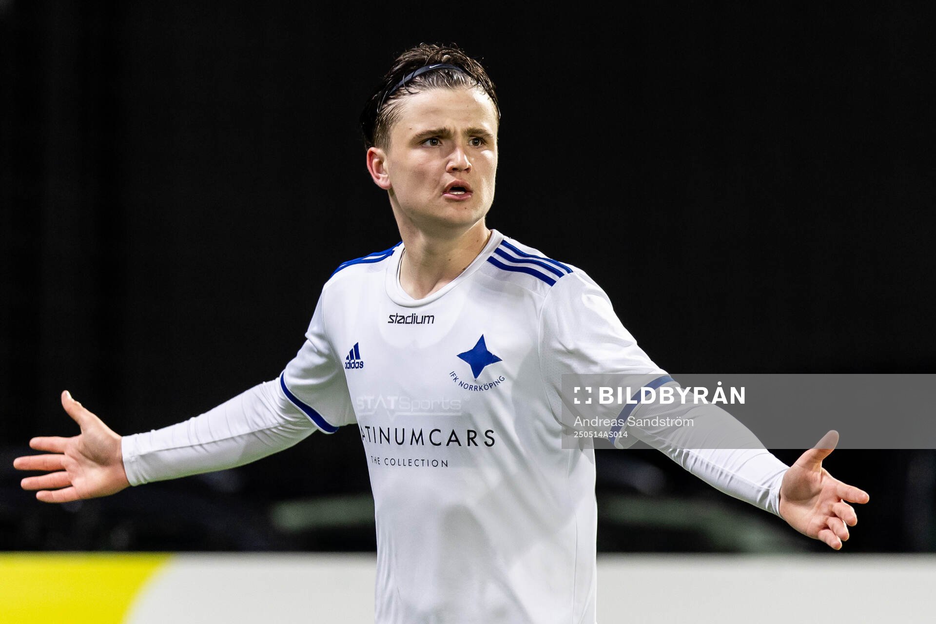 IFK Norrköpings William Bergman jublar efter 2-1 målet under finalen i ligacupen för P17 mellan Brommapojkarna och IFK Norrköping den 14 maj 2025 i Stockholm.