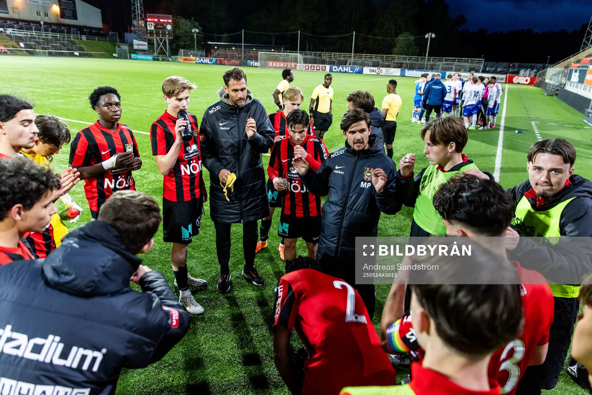 Brommapojkarnas spelare samlas inför förlängningen under finalen i ligacupen för P17 mellan Brommapojkarna och IFK Norrköping den 14 maj 2025 i Stockholm.
