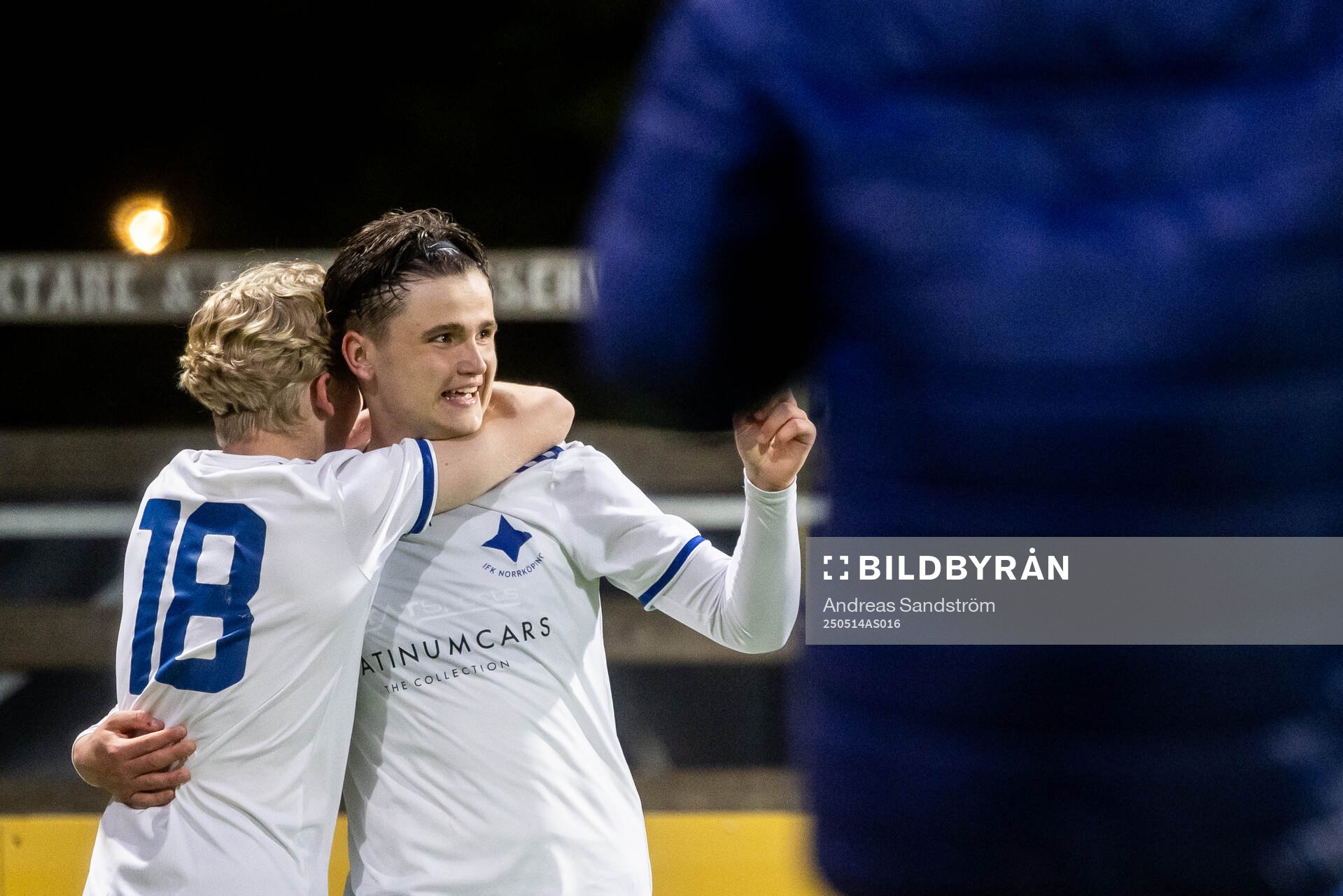 IFK Norrköpings Alfred Johansson och William Bergman jublar efter 2-1 målet under finalen i ligacupen för P17 mellan Brommapojkarna och IFK Norrköping den 14 maj 2025 i Stockholm.