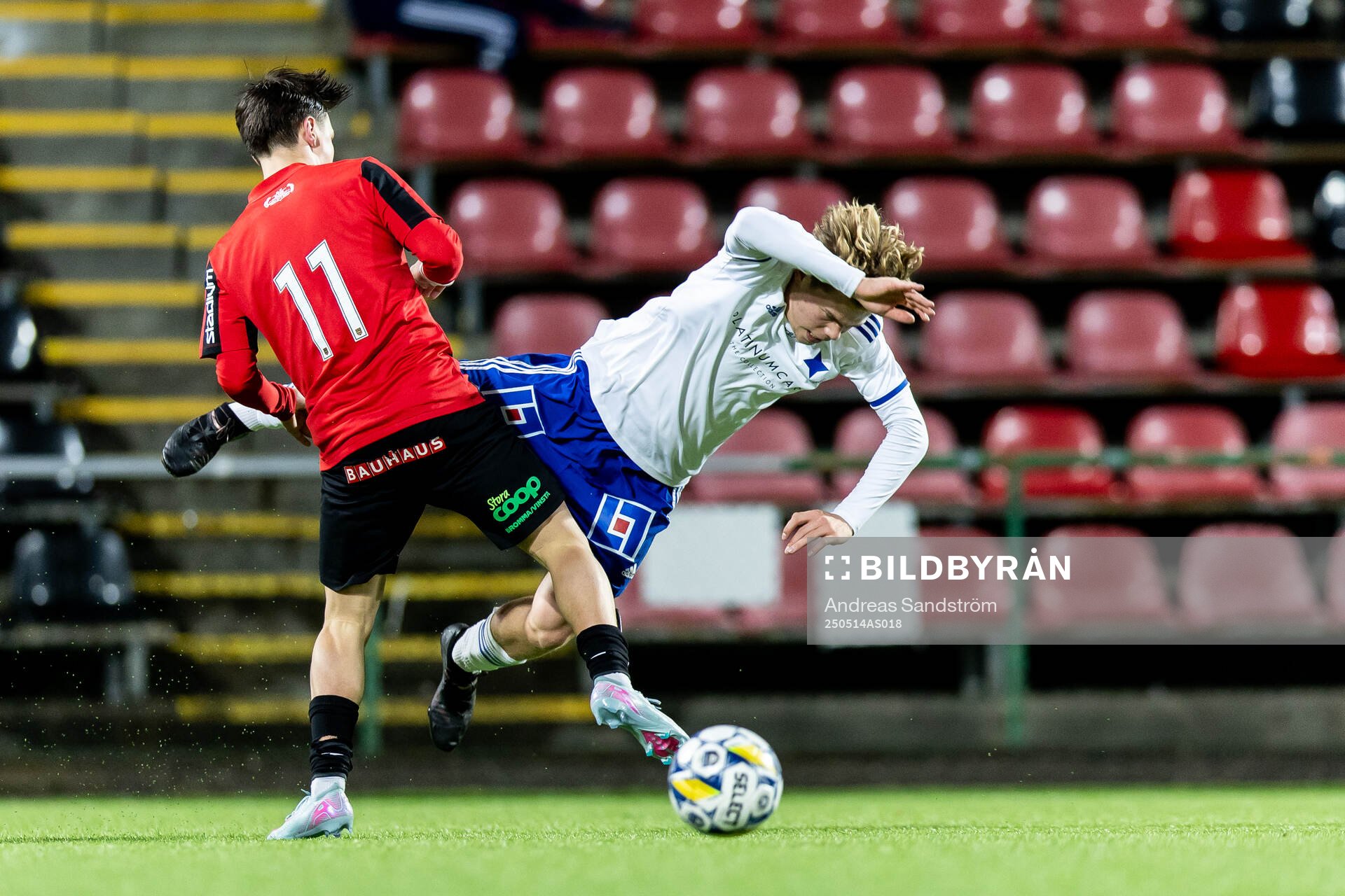 Brommapojkarnas Carl Aurell och IFK Norrköpings Arvid Lundmark under finalen i ligacupen för P17 mellan Brommapojkarna och IFK Norrköping den 14 maj 2025 i Stockholm.