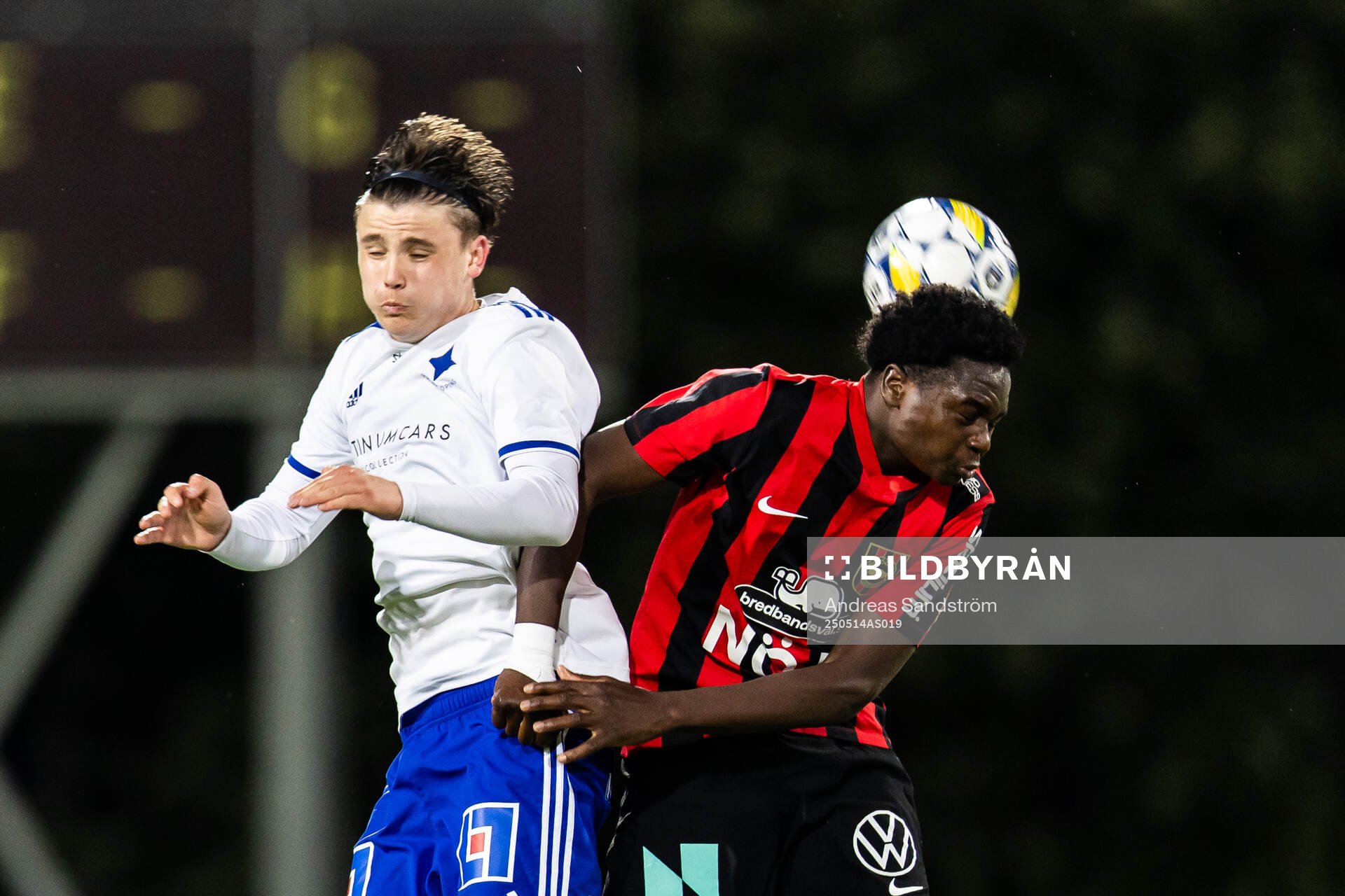 IFK Norrköpings William Bergman och Brommapojkarnas Nazif Inoussa under finalen i ligacupen för P17 mellan Brommapojkarna och IFK Norrköping den 14 maj 2025 i Stockholm.