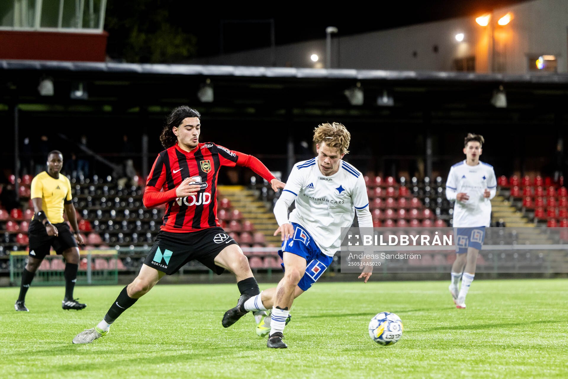 Brommapojkarnas Nijat Narimanov och IFK Norrköpings Arvid Lundmark under finalen i ligacupen för P17 mellan Brommapojkarna och IFK Norrköping den 14 maj 2025 i Stockholm.