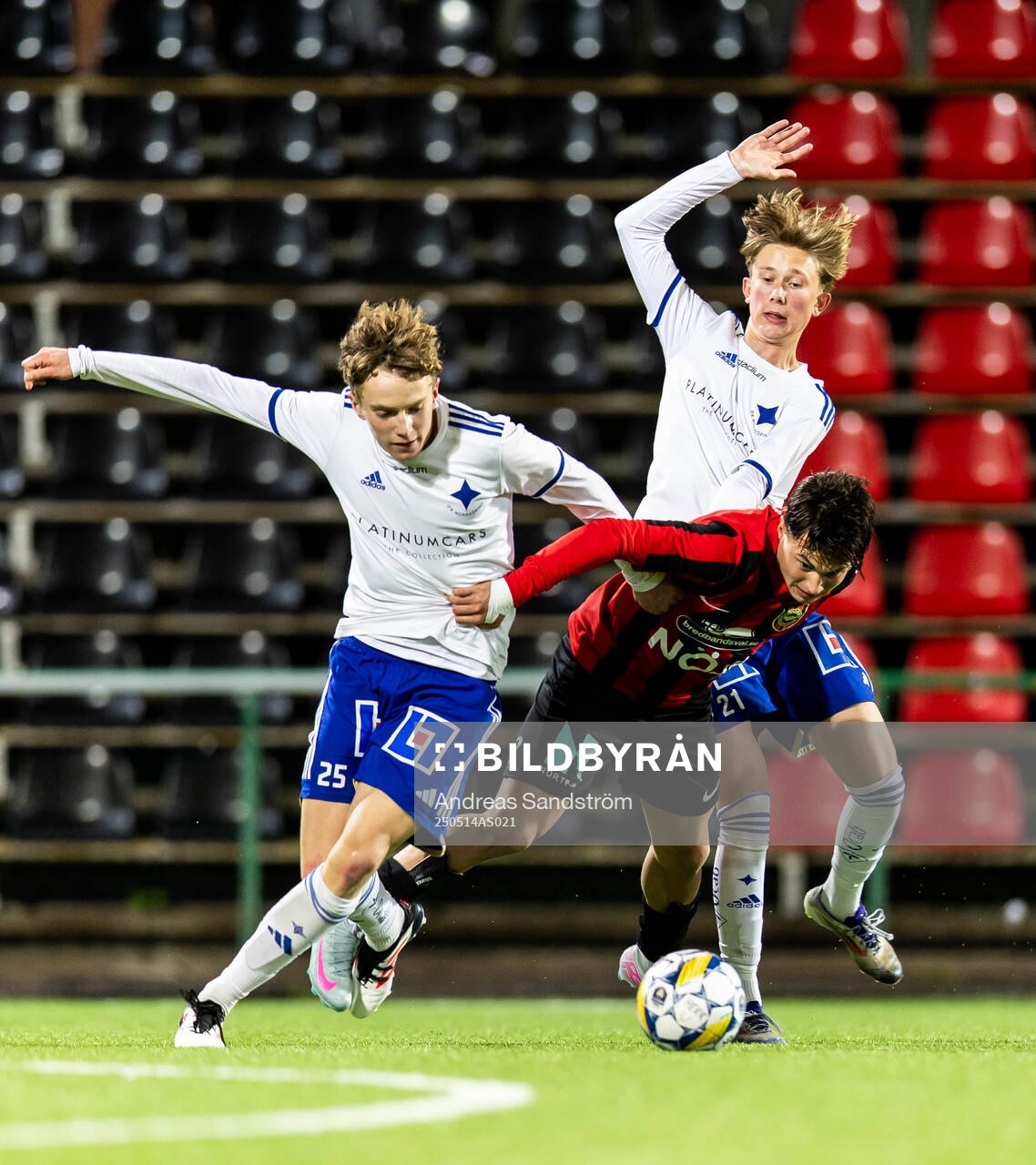 IFK Norrköpings Viggo Fälth and Brommapojkarnas Edgar Backteman under finalen i ligacupen för P17 mellan Brommapojkarna och IFK Norrköping den 14 maj 2025 i Stockholm.
